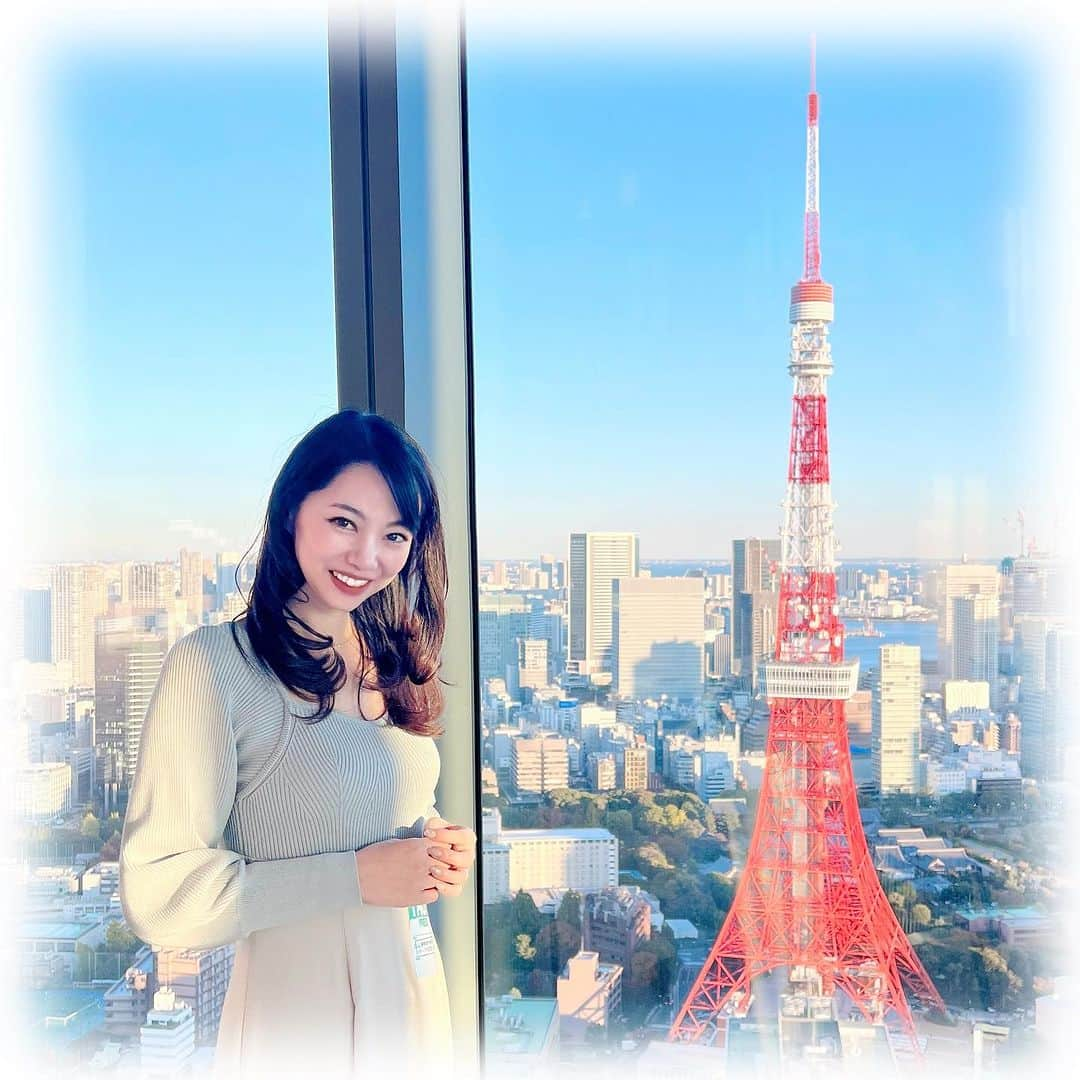 柴本愛沙のインスタグラム：「❤︎ 麻布台ヒルズから見た景色🗼 雲ひとつない空とのコントラストもたまらんっ。 空はいくらでも眺めてられます🌤  そういえば、久しぶりにハイフしました。 一般的なリフトアップだけでは無く、 小顔美肌も実現する贅沢な三層打ちのハイフ！ ボディハイフも気になったけど、やっぱり結局は フェイシャルを選んじゃう。 お顔は大事だからね。引き上げないとね⤴︎ エステプロラボのお水もいただけて、Happyでした。 次は肩が気になる☺︎ 肩こりが解消されて首がスッと長くなるんだって✨  @nozomijuku #ハイフ #池袋ハイフ #HIFE #ハイフエステ #池袋サロン #池袋エステ #ハイフ好き #池袋美容 #池袋痩身 #池袋美肌 #池袋小顔 #リフトアップ効果 #引き上げ #リフトアップ #美容エステ #自分メンテナンス #メンテナンスday #美容day #PR」