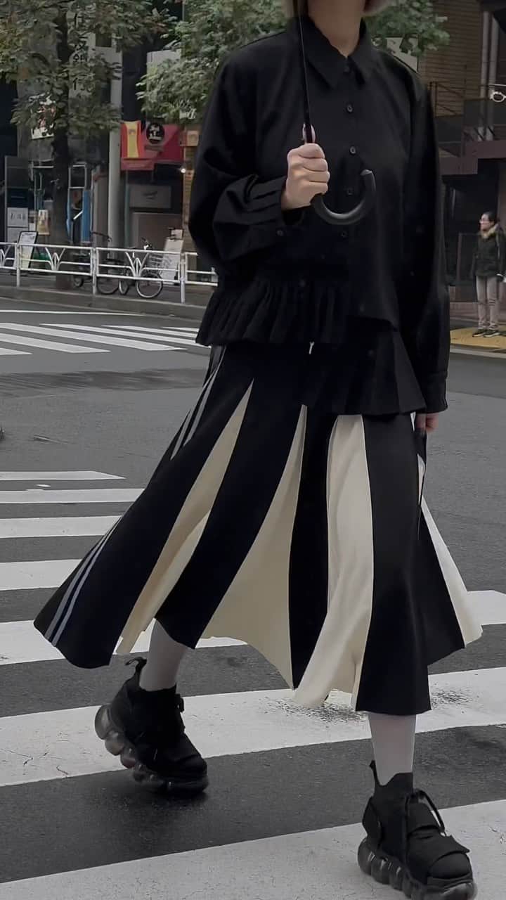 相羽瑠奈のインスタグラム：「🦨 🎹 🎬   @roneparc @roneparc @roneparc   ✶ classilal cap ✶ asymmetry pleats shirt ✶ layered waist skirt  ボックスプリーツの配色スカート 布量あって回りたくなっちゃいます ボルドー×ネイビーもあります🌚🥀  ONLINE 11.28〜」