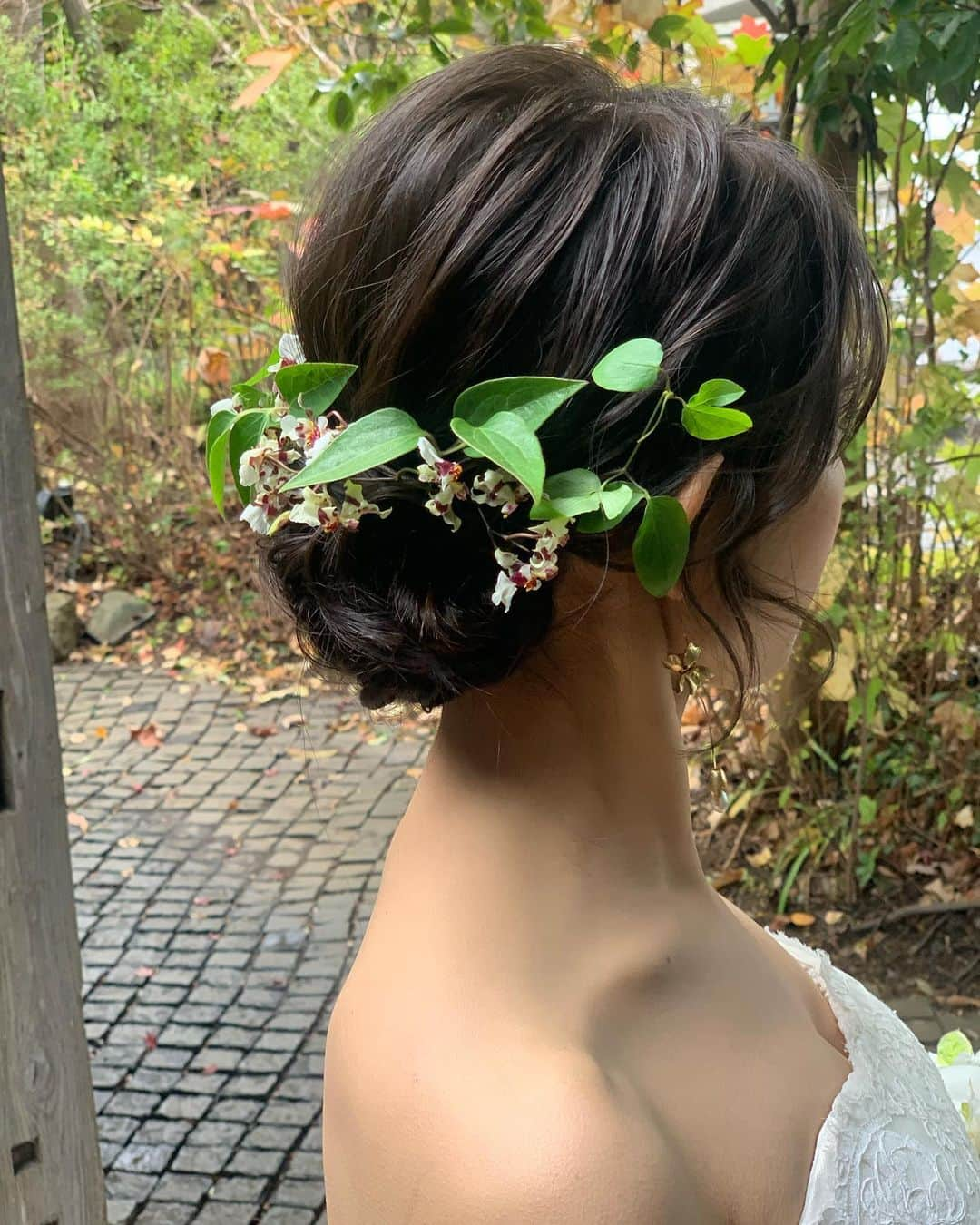 ウェディングヘアメイクルーチェさんのインスタグラム写真 - (ウェディングヘアメイクルーチェInstagram)「かわいい花嫁さまの挙式アレンジ✨  グリーンいっぱいのブーケに合わせて 髪飾りもグリーンをつけて ふんわりシニヨンアレンジ💕  プロデュース　@cherish.wedding   💄　@wedding_luce #ルーチェNaomi   ✨ルーチェからのサンクスプレゼント✨  ルーチェにて 挙式ヘアメイクもしくは 撮影ヘアメイクをお申し込み花嫁さまへ  アクセサリー2点レンタル&新郎さまメイク をプレゼントさせていただきます。  ※2023年12月末までに お申し込み花嫁さま対象  お申し込み時に「フォロワープレゼント」と お知らせくださいね✨  ＊＊＊  #ブライダルヘアメイク #出張ヘアメイク#持ち込みヘアメイク#ウェディングヘアメイク#花嫁ヘアメイク#ウェディングヘア」11月27日 21時13分 - wedding_luce