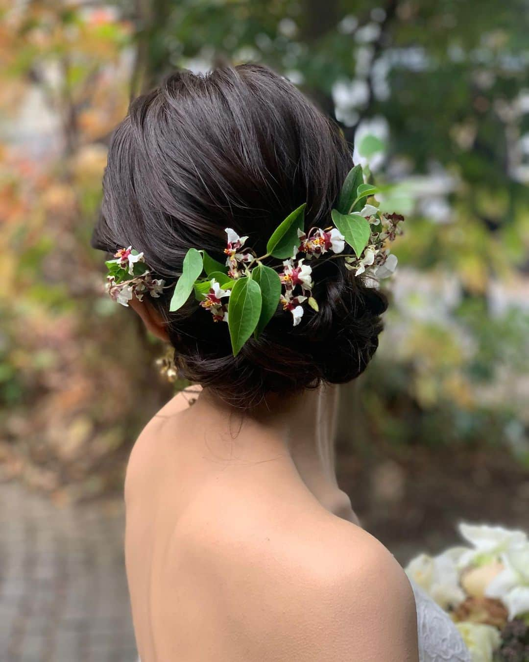 ウェディングヘアメイクルーチェさんのインスタグラム写真 - (ウェディングヘアメイクルーチェInstagram)「かわいい花嫁さまの挙式アレンジ✨  グリーンいっぱいのブーケに合わせて 髪飾りもグリーンをつけて ふんわりシニヨンアレンジ💕  プロデュース　@cherish.wedding   💄　@wedding_luce #ルーチェNaomi   ✨ルーチェからのサンクスプレゼント✨  ルーチェにて 挙式ヘアメイクもしくは 撮影ヘアメイクをお申し込み花嫁さまへ  アクセサリー2点レンタル&新郎さまメイク をプレゼントさせていただきます。  ※2023年12月末までに お申し込み花嫁さま対象  お申し込み時に「フォロワープレゼント」と お知らせくださいね✨  ＊＊＊  #ブライダルヘアメイク #出張ヘアメイク#持ち込みヘアメイク#ウェディングヘアメイク#花嫁ヘアメイク#ウェディングヘア」11月27日 21時13分 - wedding_luce