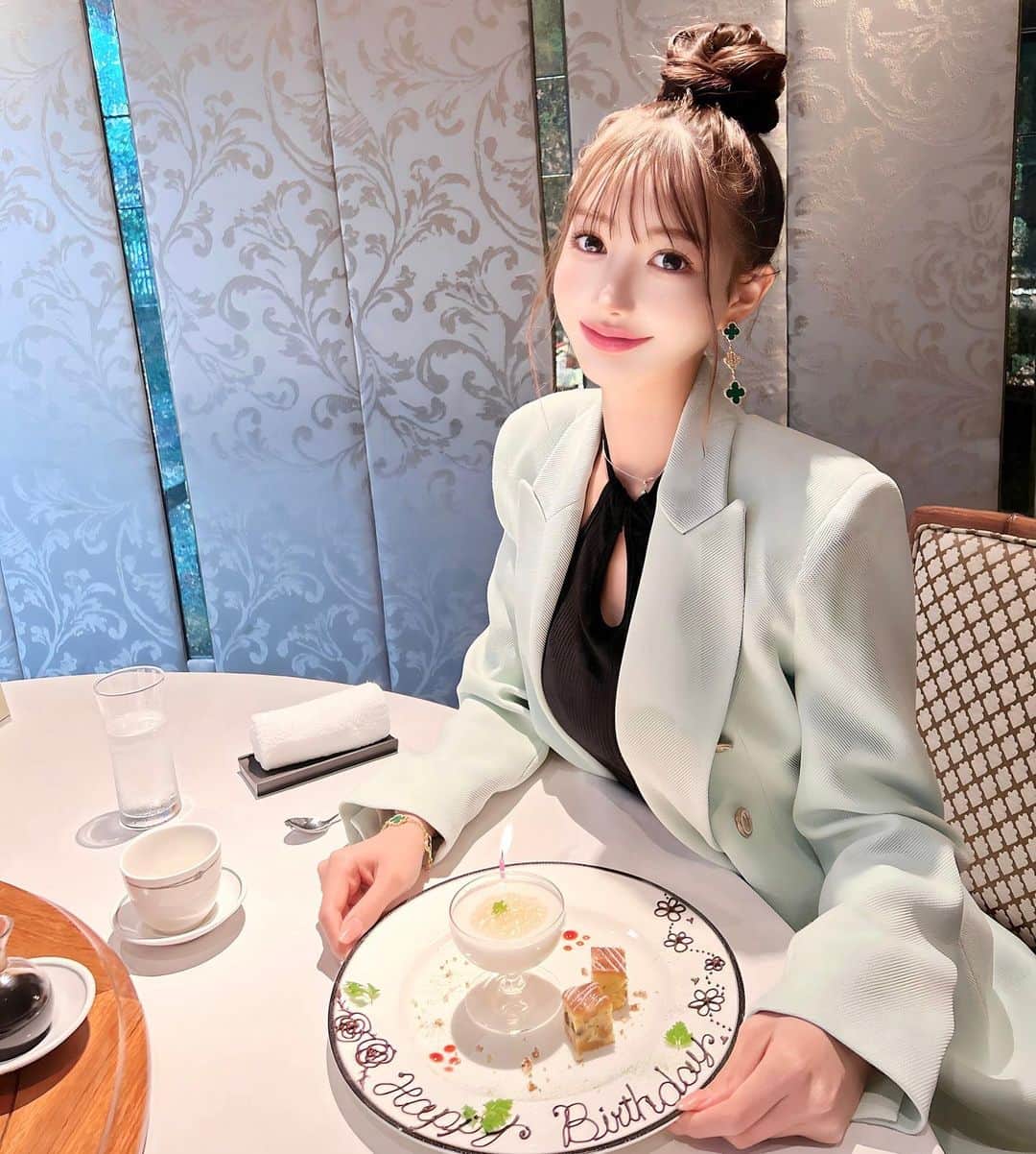 MIKAのインスタグラム：「🧚🏻‍♀️🤍💚」