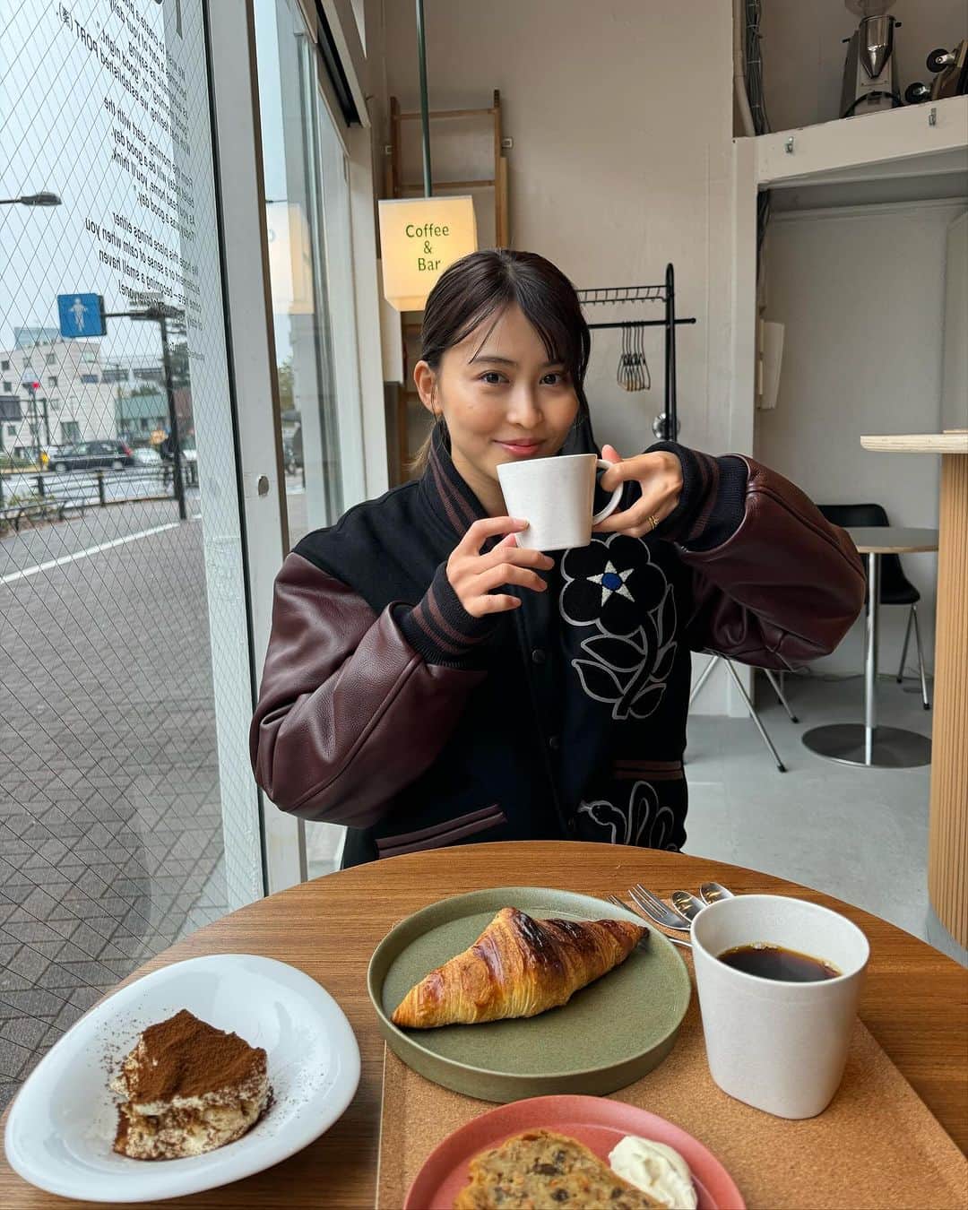 三原勇希のインスタグラム：「@port.tomigaya ☕️🍷🍺🥐📚☀️」