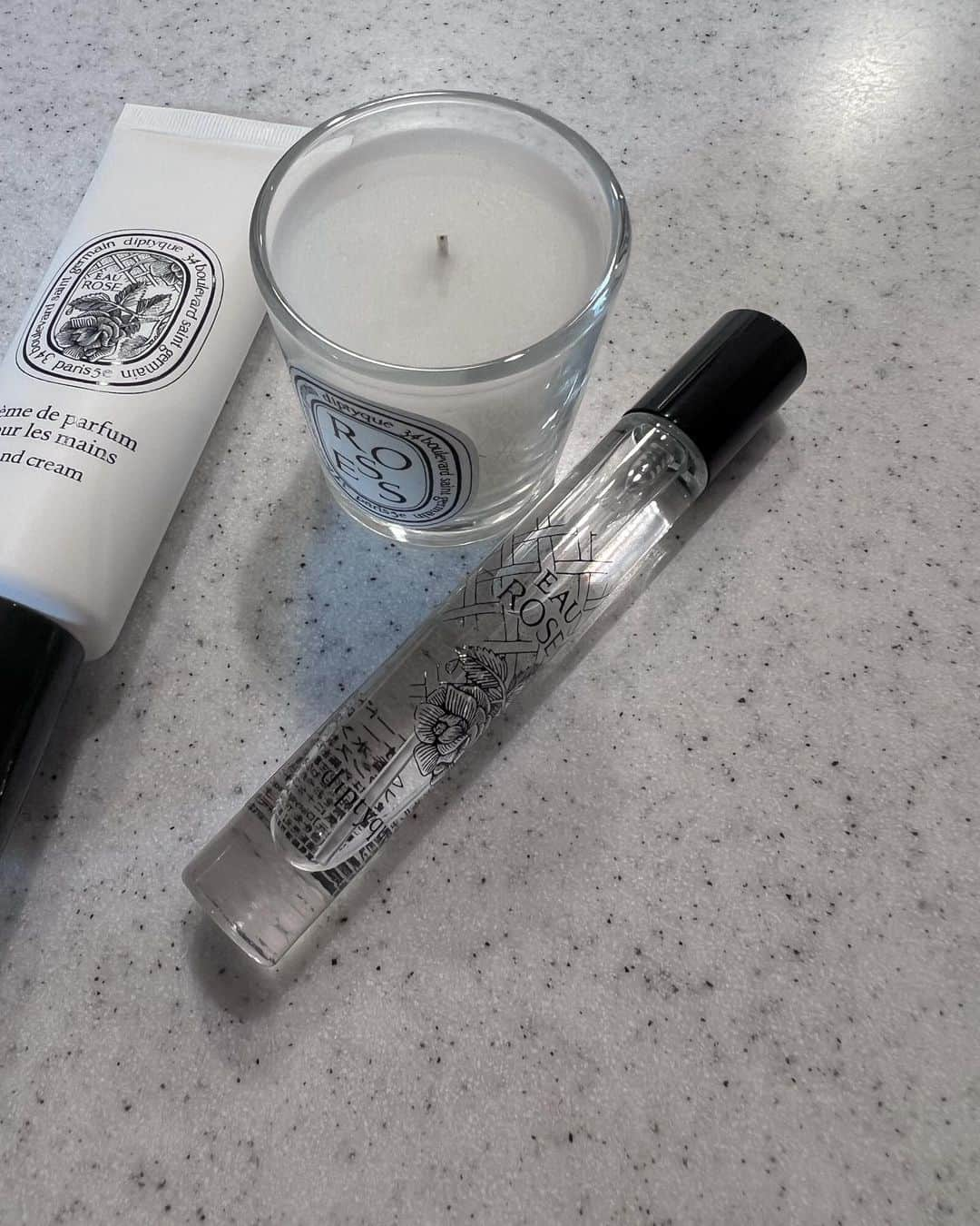 森山紗希のインスタグラム：「holiday collection♡ @diptyque   大好きなオーローズの香りのミニチュアギフト❄️  持ち運びにちょうど良いハンドクリームに香水。 キャンドルは自分のご褒美タイムに少しずつ使おうかな。  #diptyque  #diptyqueparis  #pr」