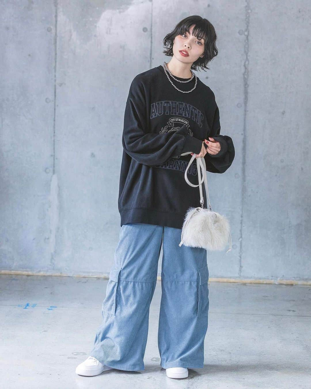 ページボーイさんのインスタグラム写真 - (ページボーイInstagram)「【 NEW ITEM 】  〈 カラーコーデュロイカーゴパンツ 〉 ¥7,920(tax in)ㅤ black,pink,offwhite,blue/4color  ──────────────────ㅤ  これからの季節にピッタリなコーデュロイ素材を使用したカーゴパンツ。  今年のコーデュロイはあえて加工感を入れすぎずきれい目に。 カジュアル過ぎない柔らかさと畝感がポイント。  太すぎず程よいストレートシルエットが新鮮に。 モードなアイテム合わせでのスタイリングがおススメ。  #カラーコーデュロイカーゴパンツ_pb ㅤ #23AW_PAGEBOYㅤ #PAGEBOY #ページボーイ #モード系 #モード系ファッション #カーゴパンツ #カーゴパンツコーデ #ワイドパンツコーデ #ワイドパンツ #カラーパンツ #カラーパンツコーデ #コーデュロイパンツ #コーデュロイパンツコーデ」11月27日 21時24分 - pageboy_pr