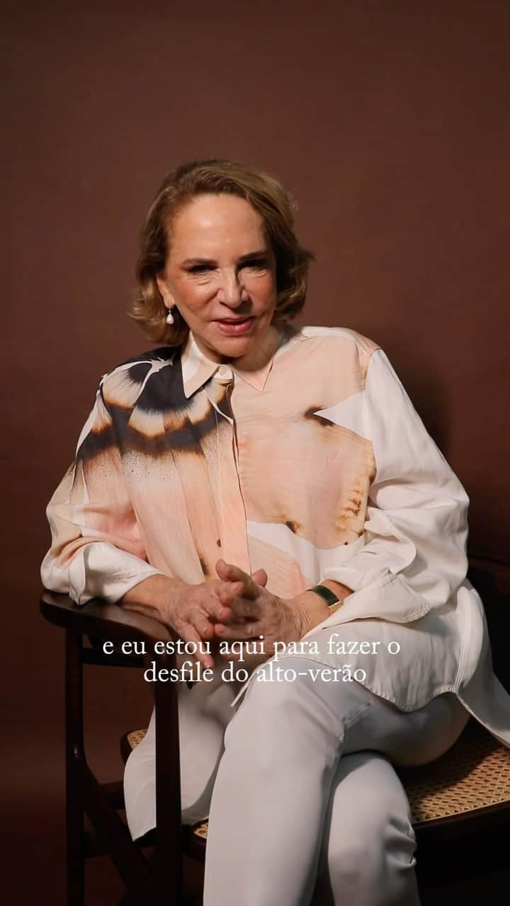 Vogue Brasilのインスタグラム：「@LennyNiemeyer desfila hoje seu alto-verão 2024 em São Paulo. Após a coleção assinada a quatro mãos com o estilista @lebenites, no ano passado, se une novamente a um designer da nova geração - @raissacolela, da marca @cura_acessorios, que participou do desenvolvimento das peças de crochê de palha de buriti que serão apresentadas na passarela, feitas com a Associação de Artesãs de Barreirinhas, no Maranhão.  Em conversa com a diretora de moda @viviansotocorno, Lenny fala da importância da união entre gerações, sobre a parceria que planeja para 2024 (com um estilista que ela conheceu durante uma matéria para a Vogue), o desafio de expandir, sonhos futuros (uma linha casa) e como até hoje, 32 desfiles depois, se sente nervosa a cada apresentação como se fosse a primeira.  Confira acima - e acompanhe todos os detalhes do desfile, que acontece às 16:30 na Cinemateca, por aqui ao longo da tarde!  Captação e edição: @heitorferreira Agradecimento: @dpotbrasil」