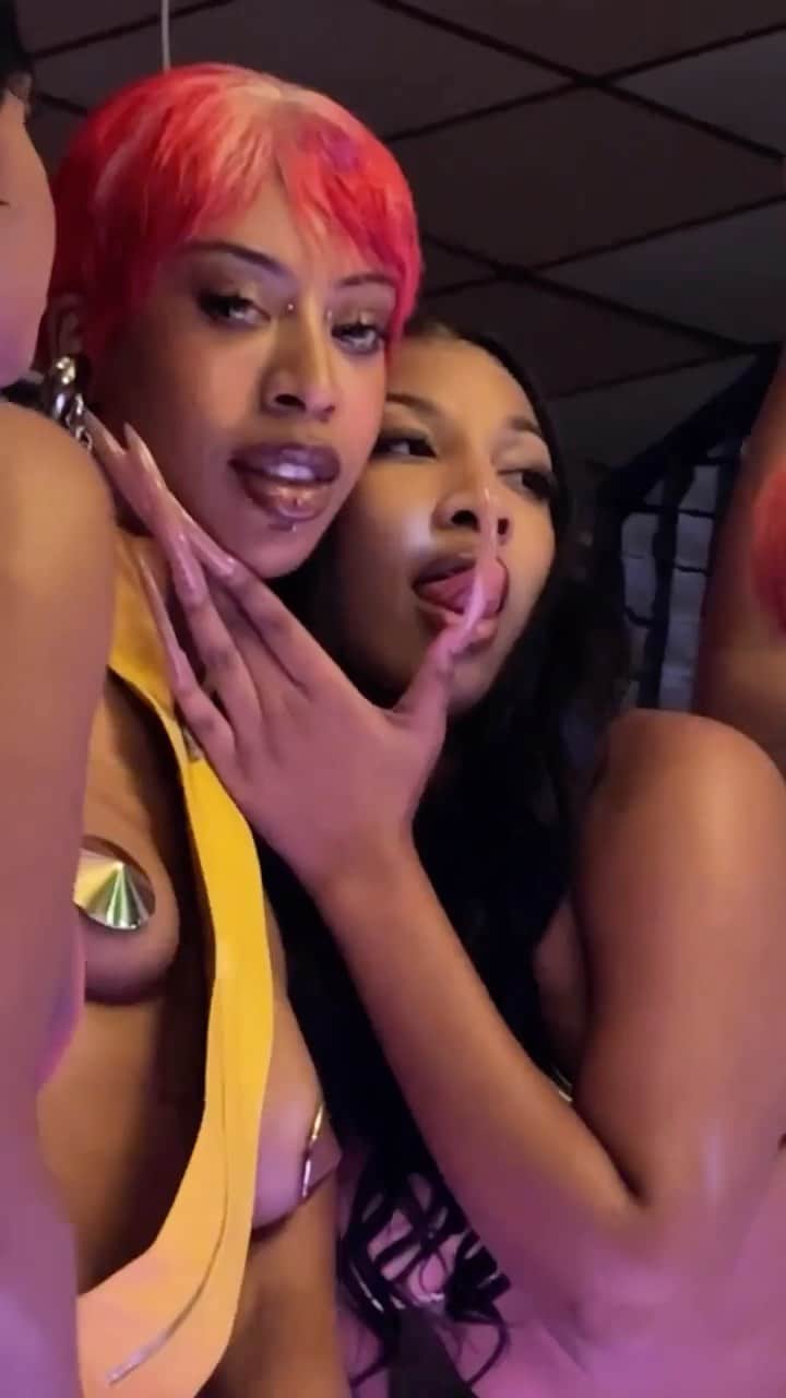 Dazed Magazineのインスタグラム：「Bad Girls Club 😈 Go behind the scenes as @mowalola and girlfriends @ceechynaa, @tiwalowla, @l0lal0la20, @detoblack, @chi, and @wunmibello show us what it means to be a baddie for @dazed’s #THEBADDIEISSUE ❗⁠ ⁠ Tap the link in bio to explore more of the cover story 🔗⁠ ⁠ Photography @brentmckeever⁠ Styling @ellaluciaa⁠ Hair @am_stagrams⁠ Make-up @isamayaffrench⁠ Nails @yuikaaanails⁠ Set Design @jack____appleyard⁠ Casting @11casting⁠ Production @noir.productions⁠ Post Production @_thehandofgod⁠ Featuring @mowalola, @ceechynaa, @tiwalowla, @l0lal0la20, @detoblack, @chi, and @wunmibello⁠ ⁠ Editor-in-Chief @ibkamara⁠ Art Director @gareth_wrighton⁠ Editorial Director @kaci0n⁠ Fashion Director @imruh⁠ ⁠ ⁠Head of Social @hattirex ⁠ Deputy Head of Social @mariosmystidis ⁠ Video coordinator @chestermckee⁠ Video editor @alicewholivesinapalace」