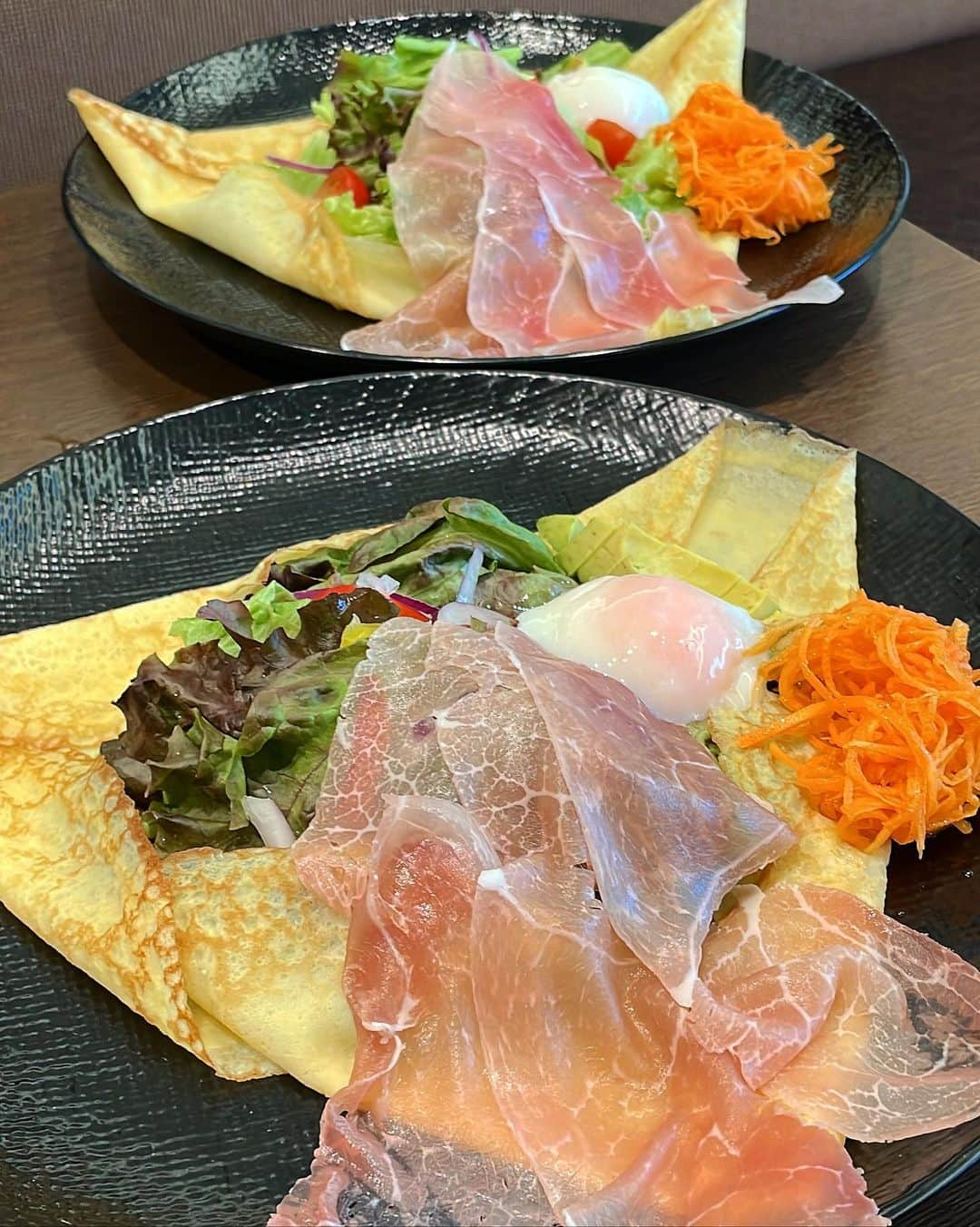 もーさんのインスタグラム：「(*˘︶˘*).｡.:*♡ ♡♡♡ ケーキ屋さんのクレープランチ✨ ・ 📍Noir/BLanc★ @patissrie.cafe.noirblanc  ・ ◎クレープランチ ¥1200 ♦キャロットラペ🥕 ♦日替わりクレープ ♦ドリンク ♦プチデザート ・ ❊＋¥330でショーケースの内のケーキに変更 ❊＋¥330で他のドリンクに変更 ・ この前 気になったランチを食べてきました😆 ランチは2種類 クレープランチとキッシュランチ 迷ってクレープに💓 ・ もちもちの自家製クレープに3枚に 野菜、生ハムたっぷり〜 ・ 半熟卵にアボカドも入っててボリューム満点！ ・ 野菜、ベーコン、生ハムは日替わり〜 ・ ケーキが美味しそで デザートはケーキにしました。 ◎和栗モンブラン ◎タルトセゾン ・ 私は 美しい和栗モンブランに🌰 甘さ控えめでめっちゃ 美味しかった♡ ・ タルトセゾンは洋なしがのった さっぱりタルト✨ ・ クリスマスケーキ🎅の予約始まってます！ サンタノエル🎅 めっちゃめっちゃ気になる😆 ・ ・ *☼*―――――*☼*――――― ◇名古屋市千種区千代が丘6-10 平和ビル1Ｆ ◇052-769-1300 ◇10:00～19:00 ◇駐車場 有り *☼*―――――*☼*――――― #noirblanc #ノアールブラン#クレープランチ#名古屋ランチ#千種区ランチ#ケーキ屋さんのランチ#千種区グルメ#千種区カフェ#名古屋グルメ#名古屋ケーキ#名古屋カフェ#和栗モンブラン#タルトセゾン#千種区ケーキ#カフェラテ#クリスマスケーキ PR @patissrie.cafe.noirblanc  #千種カフェ #千種グルメ」