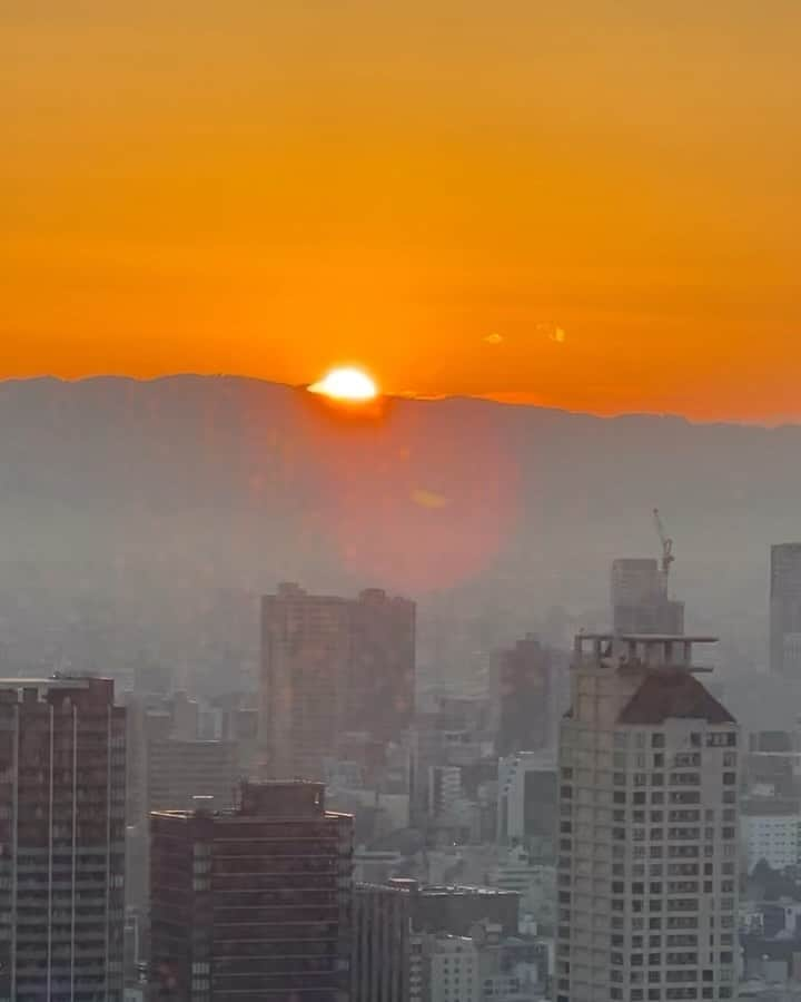 原日出子のインスタグラム：「今朝の ご来光☀️ 稽古もいよいよ大詰めで 毎日へとへと。 お日様のエネルギーを いっぱい頂いて 頑張っています☺️ 食事も 今ハマってるのは 豆腐素麺に もずくと山芋のぶっかけ👍 コンビニを駆使して ミートボールとゆで卵とか…色々w 今夜は冷えるので お野菜いっぱいと豚肉でお鍋風💖 すだちを入れて さっぱりと。 私 元気で〜す❣️  #お家ご飯 #お一人様 #大阪暮らし #毎日お稽古 #コンビニ活用術 #寒い日はお鍋 #元気だよ」