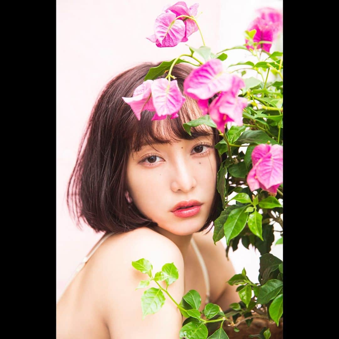 山田愛奈のインスタグラム：「.  デジタル写真は今日から配信だよん🌺 みてね」