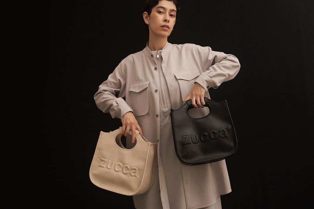 ZUCCa official Instagramのインスタグラム：「… SPRING-SUMMER 2024  オイル調に加工されたフェイクレザーに、膨らんだ型押しロゴがユニークなシュリンクバッグは、ラージ・スモールの2サイズ展開。ラージサイズは水筒、長財布、ポーチなど少し大きめのものも収容可能。洗練さの中にもシャビーシックな雰囲気漂う、冬のスタイリングに一癖加えてくれるアイテムです。 _ Shrink Bag ZU41AG039 _ @zucca_staff #newarrivals #spring #summer #2024 #24ss#collection #fashion #tokyo#japan#ootd #zucca #zuccatokyo #ズッカ#ズッカトウキョウ #anetonlinestore」