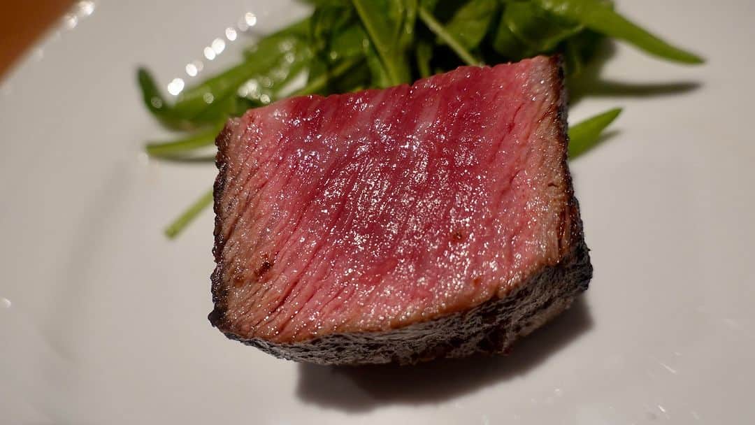 のインスタグラム：「熊本の菊池源吾牛のサーロイン。  四面焼かずに上下だけ火入れしたナスキロ高山シェフリスペクト焼き笑  四面焼くと火が中で循環してしまい、均一に火が入ってしまう。  このナスキロ焼きだと横から熱が逃げていくのでグラデーションができるのです。  カリッとした表面、中心にいくにつれてレアになるグラデーションを一気に口内で堪能。  和牛香もしっかりと感じます。美味すぎる。  #コンメディア #木場グルメ  #木場 #イタリアン」