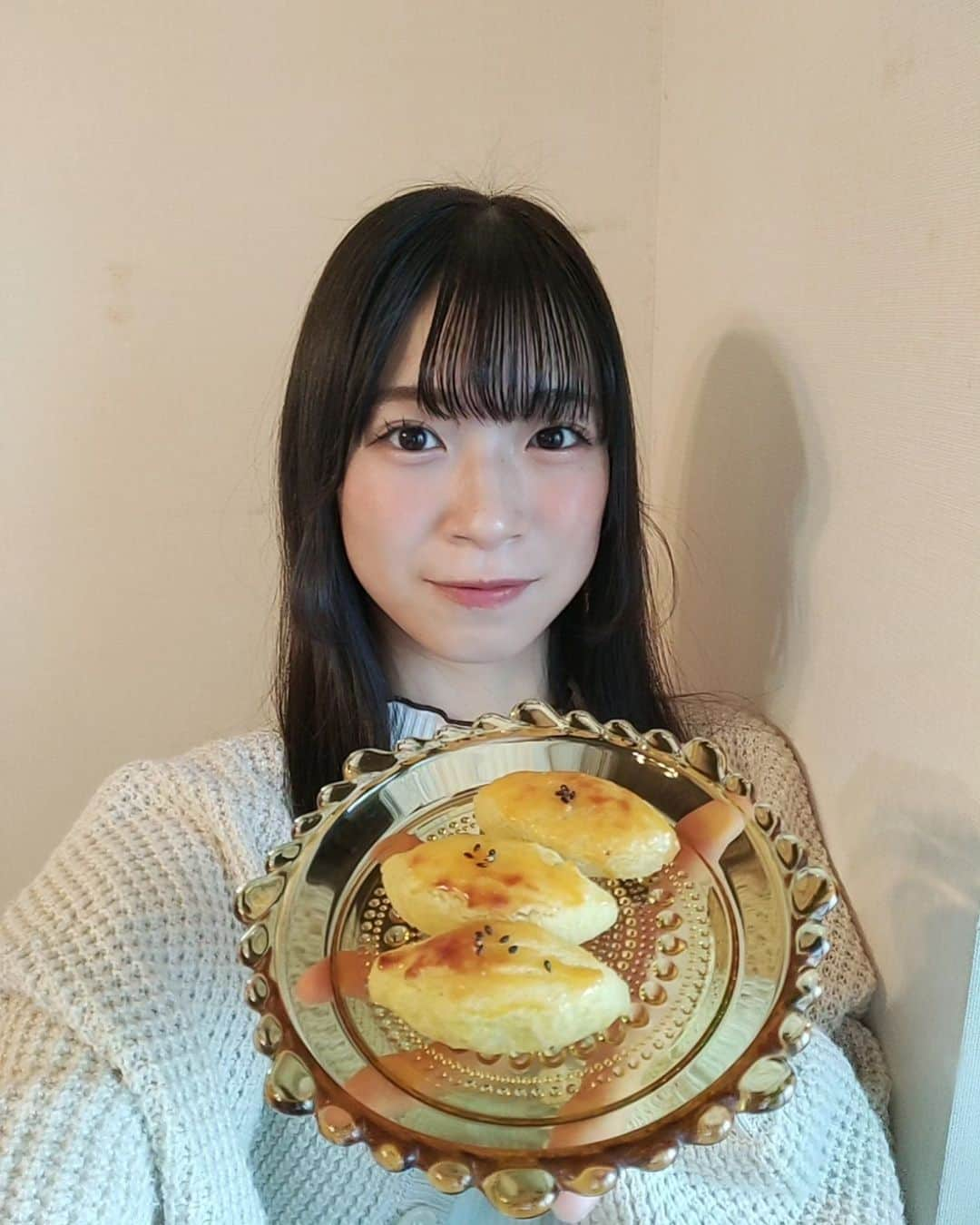 熊井戸花のインスタグラム：「社長からシルクスイートと安納芋をいただいたのでスイートポテトを作ってみました🍳!! 自分で作ったのは初めてだったけどすっごく甘くて美味しかったです🥺!!! 季節を楽しんじゃったᴖ.ᴖ ಇ⁡ 素敵な差し入れありがとうございましたᴖ_ᴖ  #お菓子作り  #スイートポテト  #シルクスイート  #安納芋    #熊井戸花   #おはなちゃん   #テンカラット   #テンカラットプリューム   #17歳  #高校生」