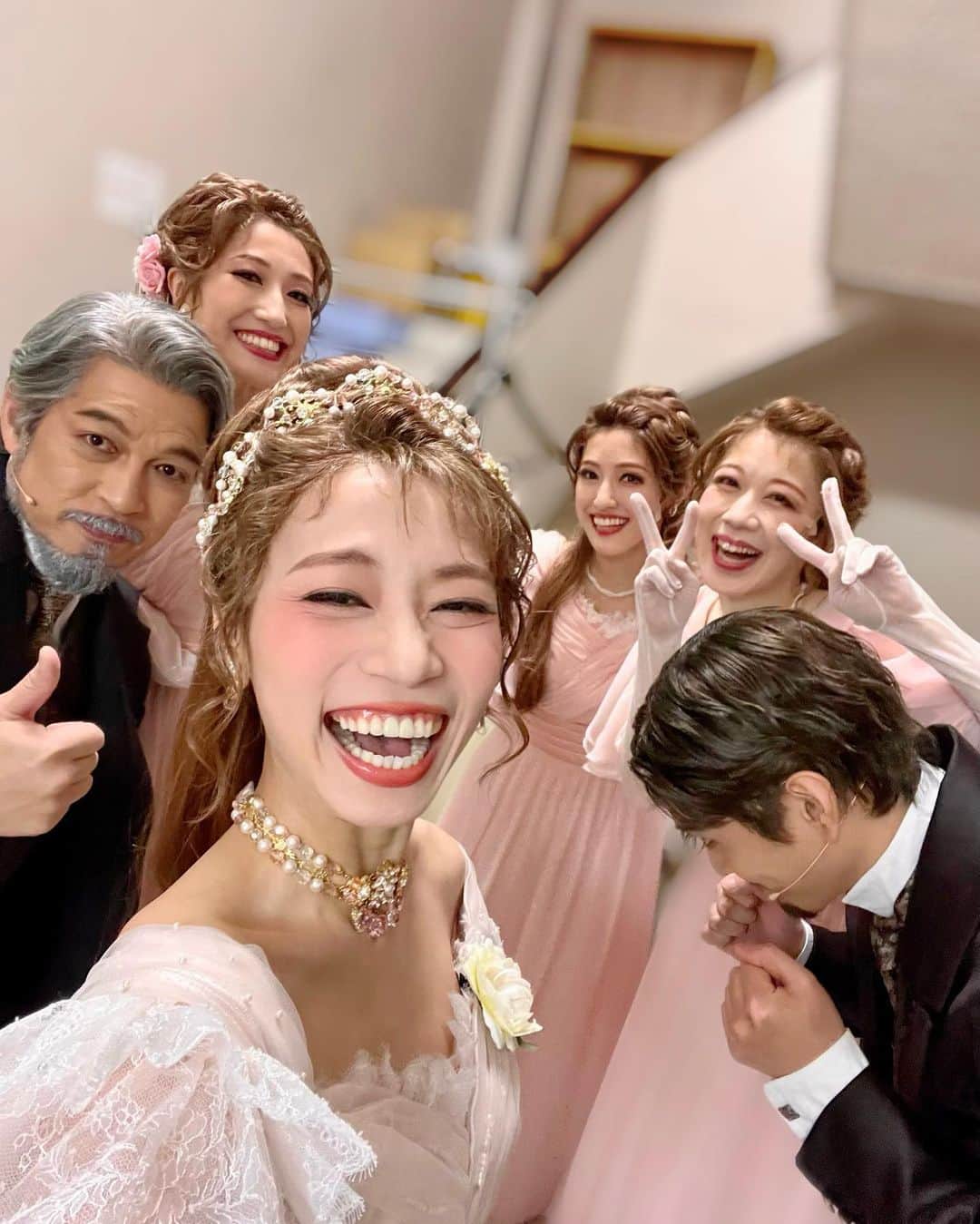 真彩希帆さんのインスタグラム写真 - (真彩希帆Instagram)「みなさま、こんばんは🌛  明日は早いもので 『LUPIN』の東京千穐楽🎩  そしてボーマニャンの1人😼 #黒羽麻璃央 さん まりちゃん @mario_kuroba とはお別れです🥲。  さみしいねぇ。 舞台上では仲良くする場面なんか全くありませんが笑笑  袖ではお茶目で面白くて スタンバイ前とかに話す時間が 楽しかったです！本当に愉快な人😂  たまらん素敵ポイント沢山あって、 言いたいのですがネタバレ厳禁なため 長野千穐楽までは内容には触れられません。笑 面白話はまた終わったら😉  またどこかで芝居をしたいなぁ。 気迫、説得力、エネルギー 素晴らしい役者さんとご一緒できて幸せです。 あと一回！やりとりを楽しむぞー🏋🏻‍♀️🔥  そして色々撮った写真を☺️  可憐な白バラ、クラリスの精？妖精ちゃんたち？✨🧚‍♀️ いつも笑顔をくれる優しき しーさま、みりあちゃん、ことちゃんと🩷🧚  テンプル騎士団のナイトたちとも⚔️✨  最初に持ち上げてくれる りゅうへいさん、しゅーと、だいちには 『枝ネキ』と呼ばれてます😂🌳  出番前、緊張するからずっと台詞を唱えてるの笑 宮さんパパもいつもその姿を見守ってくださいます👨‍👧💞  ２月まで頑張ります。  ではでは 明日ひとまずは帝劇千穐楽！ 楽しんで務めます💪  #lupin.  #帝国劇場 #東京あと2回🔥  #真彩希帆」11月27日 21時21分 - maayakiho