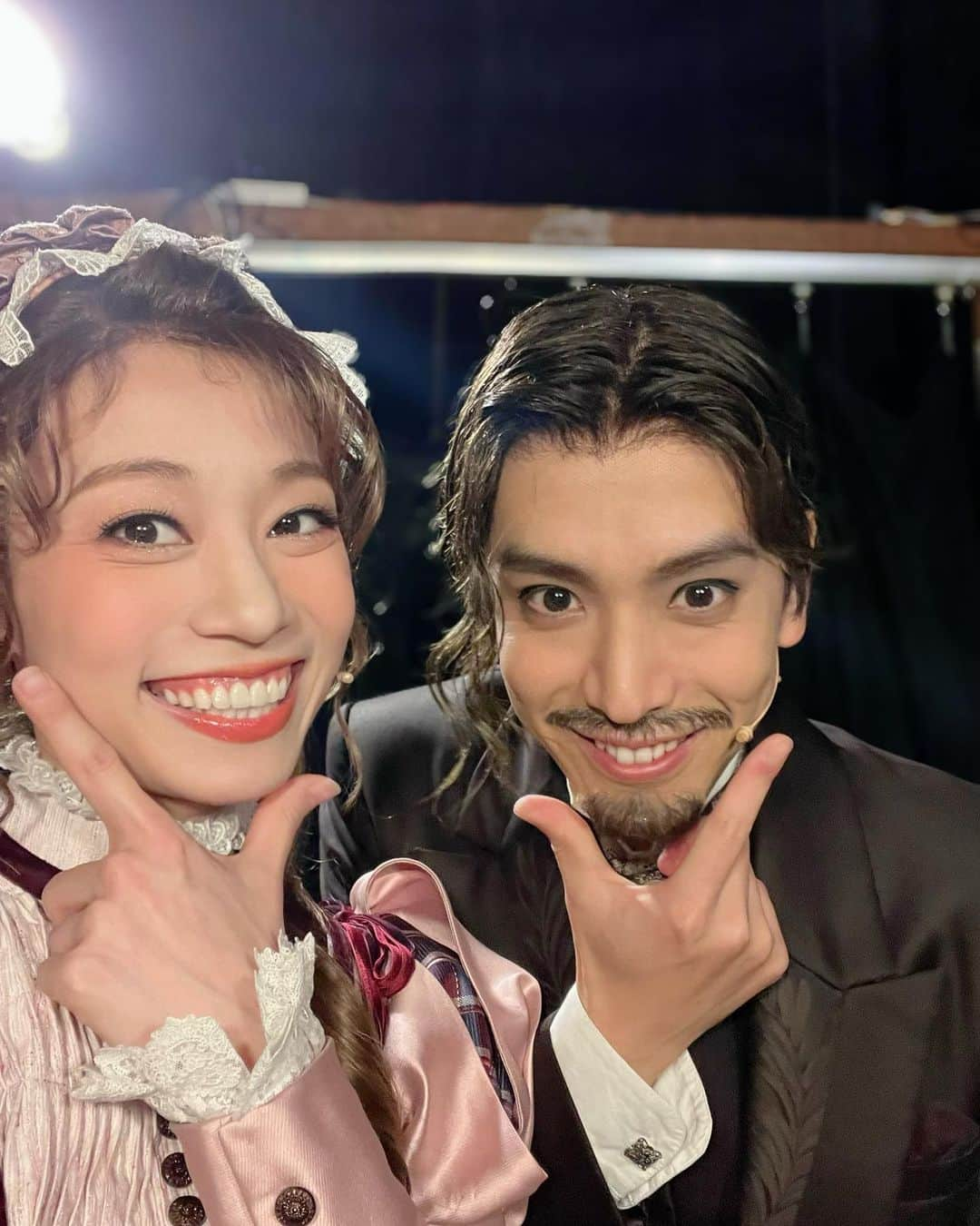 真彩希帆さんのインスタグラム写真 - (真彩希帆Instagram)「みなさま、こんばんは🌛  明日は早いもので 『LUPIN』の東京千穐楽🎩  そしてボーマニャンの1人😼 #黒羽麻璃央 さん まりちゃん @mario_kuroba とはお別れです🥲。  さみしいねぇ。 舞台上では仲良くする場面なんか全くありませんが笑笑  袖ではお茶目で面白くて スタンバイ前とかに話す時間が 楽しかったです！本当に愉快な人😂  たまらん素敵ポイント沢山あって、 言いたいのですがネタバレ厳禁なため 長野千穐楽までは内容には触れられません。笑 面白話はまた終わったら😉  またどこかで芝居をしたいなぁ。 気迫、説得力、エネルギー 素晴らしい役者さんとご一緒できて幸せです。 あと一回！やりとりを楽しむぞー🏋🏻‍♀️🔥  そして色々撮った写真を☺️  可憐な白バラ、クラリスの精？妖精ちゃんたち？✨🧚‍♀️ いつも笑顔をくれる優しき しーさま、みりあちゃん、ことちゃんと🩷🧚  テンプル騎士団のナイトたちとも⚔️✨  最初に持ち上げてくれる りゅうへいさん、しゅーと、だいちには 『枝ネキ』と呼ばれてます😂🌳  出番前、緊張するからずっと台詞を唱えてるの笑 宮さんパパもいつもその姿を見守ってくださいます👨‍👧💞  ２月まで頑張ります。  ではでは 明日ひとまずは帝劇千穐楽！ 楽しんで務めます💪  #lupin.  #帝国劇場 #東京あと2回🔥  #真彩希帆」11月27日 21時21分 - maayakiho