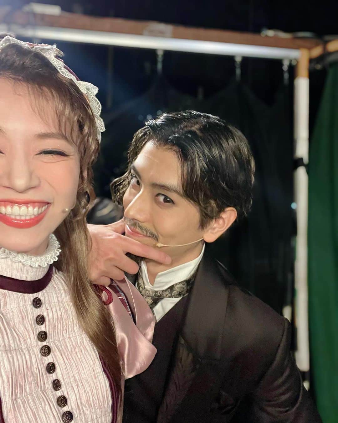 真彩希帆さんのインスタグラム写真 - (真彩希帆Instagram)「みなさま、こんばんは🌛  明日は早いもので 『LUPIN』の東京千穐楽🎩  そしてボーマニャンの1人😼 #黒羽麻璃央 さん まりちゃん @mario_kuroba とはお別れです🥲。  さみしいねぇ。 舞台上では仲良くする場面なんか全くありませんが笑笑  袖ではお茶目で面白くて スタンバイ前とかに話す時間が 楽しかったです！本当に愉快な人😂  たまらん素敵ポイント沢山あって、 言いたいのですがネタバレ厳禁なため 長野千穐楽までは内容には触れられません。笑 面白話はまた終わったら😉  またどこかで芝居をしたいなぁ。 気迫、説得力、エネルギー 素晴らしい役者さんとご一緒できて幸せです。 あと一回！やりとりを楽しむぞー🏋🏻‍♀️🔥  そして色々撮った写真を☺️  可憐な白バラ、クラリスの精？妖精ちゃんたち？✨🧚‍♀️ いつも笑顔をくれる優しき しーさま、みりあちゃん、ことちゃんと🩷🧚  テンプル騎士団のナイトたちとも⚔️✨  最初に持ち上げてくれる りゅうへいさん、しゅーと、だいちには 『枝ネキ』と呼ばれてます😂🌳  出番前、緊張するからずっと台詞を唱えてるの笑 宮さんパパもいつもその姿を見守ってくださいます👨‍👧💞  ２月まで頑張ります。  ではでは 明日ひとまずは帝劇千穐楽！ 楽しんで務めます💪  #lupin.  #帝国劇場 #東京あと2回🔥  #真彩希帆」11月27日 21時21分 - maayakiho