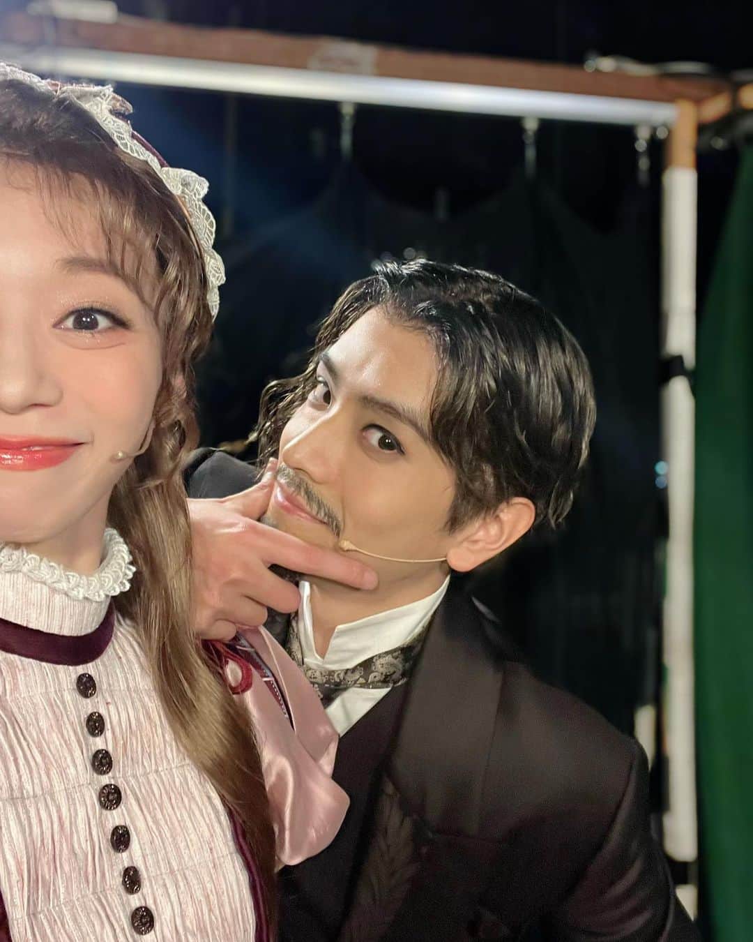 真彩希帆さんのインスタグラム写真 - (真彩希帆Instagram)「みなさま、こんばんは🌛  明日は早いもので 『LUPIN』の東京千穐楽🎩  そしてボーマニャンの1人😼 #黒羽麻璃央 さん まりちゃん @mario_kuroba とはお別れです🥲。  さみしいねぇ。 舞台上では仲良くする場面なんか全くありませんが笑笑  袖ではお茶目で面白くて スタンバイ前とかに話す時間が 楽しかったです！本当に愉快な人😂  たまらん素敵ポイント沢山あって、 言いたいのですがネタバレ厳禁なため 長野千穐楽までは内容には触れられません。笑 面白話はまた終わったら😉  またどこかで芝居をしたいなぁ。 気迫、説得力、エネルギー 素晴らしい役者さんとご一緒できて幸せです。 あと一回！やりとりを楽しむぞー🏋🏻‍♀️🔥  そして色々撮った写真を☺️  可憐な白バラ、クラリスの精？妖精ちゃんたち？✨🧚‍♀️ いつも笑顔をくれる優しき しーさま、みりあちゃん、ことちゃんと🩷🧚  テンプル騎士団のナイトたちとも⚔️✨  最初に持ち上げてくれる りゅうへいさん、しゅーと、だいちには 『枝ネキ』と呼ばれてます😂🌳  出番前、緊張するからずっと台詞を唱えてるの笑 宮さんパパもいつもその姿を見守ってくださいます👨‍👧💞  ２月まで頑張ります。  ではでは 明日ひとまずは帝劇千穐楽！ 楽しんで務めます💪  #lupin.  #帝国劇場 #東京あと2回🔥  #真彩希帆」11月27日 21時21分 - maayakiho
