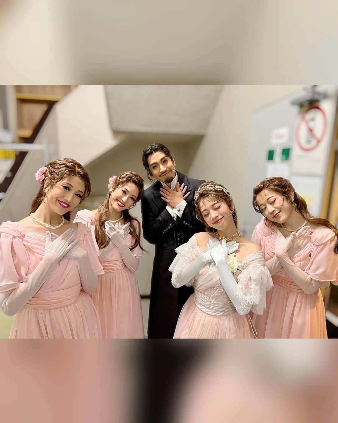真彩希帆さんのインスタグラム写真 - (真彩希帆Instagram)「みなさま、こんばんは🌛  明日は早いもので 『LUPIN』の東京千穐楽🎩  そしてボーマニャンの1人😼 #黒羽麻璃央 さん まりちゃん @mario_kuroba とはお別れです🥲。  さみしいねぇ。 舞台上では仲良くする場面なんか全くありませんが笑笑  袖ではお茶目で面白くて スタンバイ前とかに話す時間が 楽しかったです！本当に愉快な人😂  たまらん素敵ポイント沢山あって、 言いたいのですがネタバレ厳禁なため 長野千穐楽までは内容には触れられません。笑 面白話はまた終わったら😉  またどこかで芝居をしたいなぁ。 気迫、説得力、エネルギー 素晴らしい役者さんとご一緒できて幸せです。 あと一回！やりとりを楽しむぞー🏋🏻‍♀️🔥  そして色々撮った写真を☺️  可憐な白バラ、クラリスの精？妖精ちゃんたち？✨🧚‍♀️ いつも笑顔をくれる優しき しーさま、みりあちゃん、ことちゃんと🩷🧚  テンプル騎士団のナイトたちとも⚔️✨  最初に持ち上げてくれる りゅうへいさん、しゅーと、だいちには 『枝ネキ』と呼ばれてます😂🌳  出番前、緊張するからずっと台詞を唱えてるの笑 宮さんパパもいつもその姿を見守ってくださいます👨‍👧💞  ２月まで頑張ります。  ではでは 明日ひとまずは帝劇千穐楽！ 楽しんで務めます💪  #lupin.  #帝国劇場 #東京あと2回🔥  #真彩希帆」11月27日 21時21分 - maayakiho