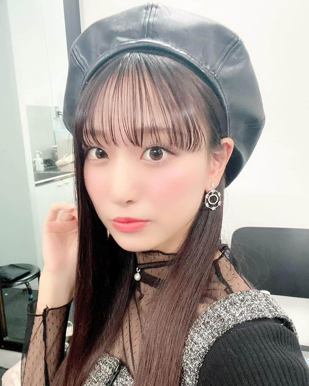 瀧脇笙古のインスタグラム：「🖤久しぶりのベレー帽🖤 ⁡ ⁡ ⁡ KATEさんの撮影をした時の写真です ⁡ コラボのマスカラ、ドンキで探してみてね ⁡ ⁡ ⁡ #イコラブ」