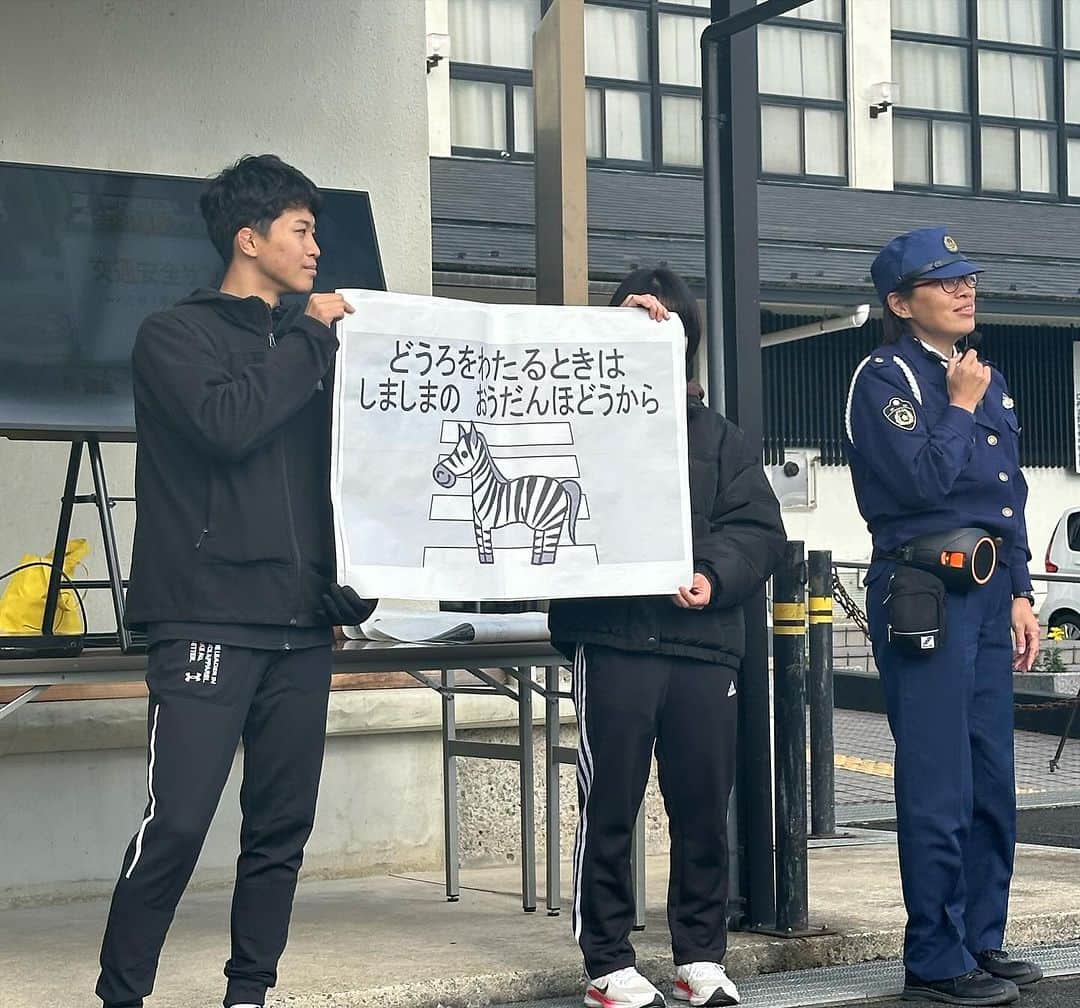 道端カレンさんのインスタグラム写真 - (道端カレンInstagram)「クワスポ祭  京都府南丹市のクワスポ祭の中で、南丹警察署さん指導による交通安全教室と健康ウォーキングに参加させていただきました。  歩行者と車の接触事故などでご年配の方々や小さなお子さんが犠牲になってしまう事故が多いそうで、改めて歩行者側も交通安全のためのルールを再確認する大切な機会となりました。  今年からは条例も変わり、横断歩道では歩行者がハンドサインというのを出すと言うようになったそうです。横断歩道を渡る時に手を挙げて、ドライバーに知らせるためです。  小学生をはじめとする小さなお子さまは学校などに警察の方々が出向き、交通安全についてのお話しされる機会があるそうですが、大人になるとそう言った機会が無いため、交通ルールを忘れてしまっておられる方も多いとのことでした。  交通安全教室では、京都府警察が作られました交通安全サンバという体操を皆さんとやり、口丹波勤労者福祉会館から京都虎屋工場までの往復4.2kmを交通ルールを守りながら参加者の皆さまとウォーキングしました。  虎屋工場ではお土産の羊羹をいただいたのと、工場の周りの色付いた真っ赤な紅葉がとても綺麗でした🍁  #南丹警察署 #南丹市文化観光大使  #クワスポくちたん  #健康ウォーキング #南丹市 #京都府 #虎屋」11月27日 21時24分 - karenmichibata