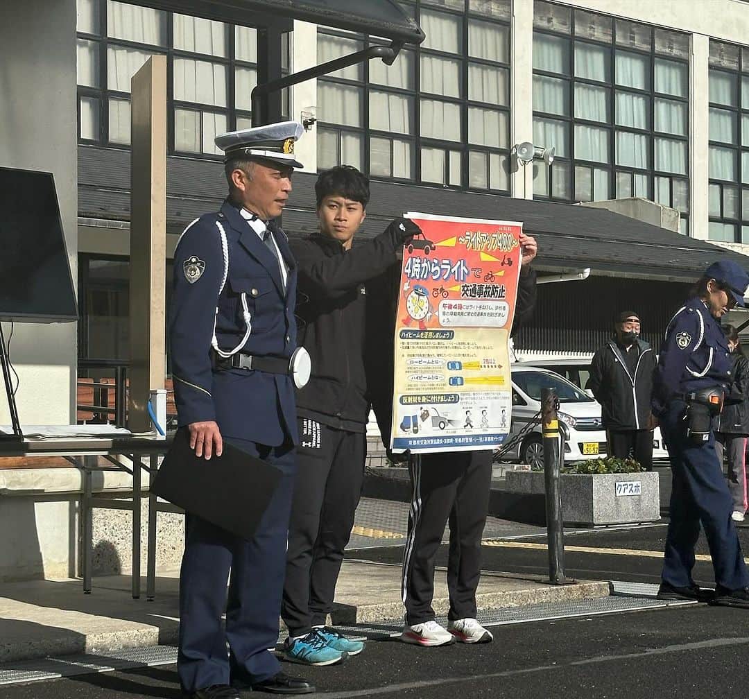 道端カレンさんのインスタグラム写真 - (道端カレンInstagram)「クワスポ祭  京都府南丹市のクワスポ祭の中で、南丹警察署さん指導による交通安全教室と健康ウォーキングに参加させていただきました。  歩行者と車の接触事故などでご年配の方々や小さなお子さんが犠牲になってしまう事故が多いそうで、改めて歩行者側も交通安全のためのルールを再確認する大切な機会となりました。  今年からは条例も変わり、横断歩道では歩行者がハンドサインというのを出すと言うようになったそうです。横断歩道を渡る時に手を挙げて、ドライバーに知らせるためです。  小学生をはじめとする小さなお子さまは学校などに警察の方々が出向き、交通安全についてのお話しされる機会があるそうですが、大人になるとそう言った機会が無いため、交通ルールを忘れてしまっておられる方も多いとのことでした。  交通安全教室では、京都府警察が作られました交通安全サンバという体操を皆さんとやり、口丹波勤労者福祉会館から京都虎屋工場までの往復4.2kmを交通ルールを守りながら参加者の皆さまとウォーキングしました。  虎屋工場ではお土産の羊羹をいただいたのと、工場の周りの色付いた真っ赤な紅葉がとても綺麗でした🍁  #南丹警察署 #南丹市文化観光大使  #クワスポくちたん  #健康ウォーキング #南丹市 #京都府 #虎屋」11月27日 21時24分 - karenmichibata