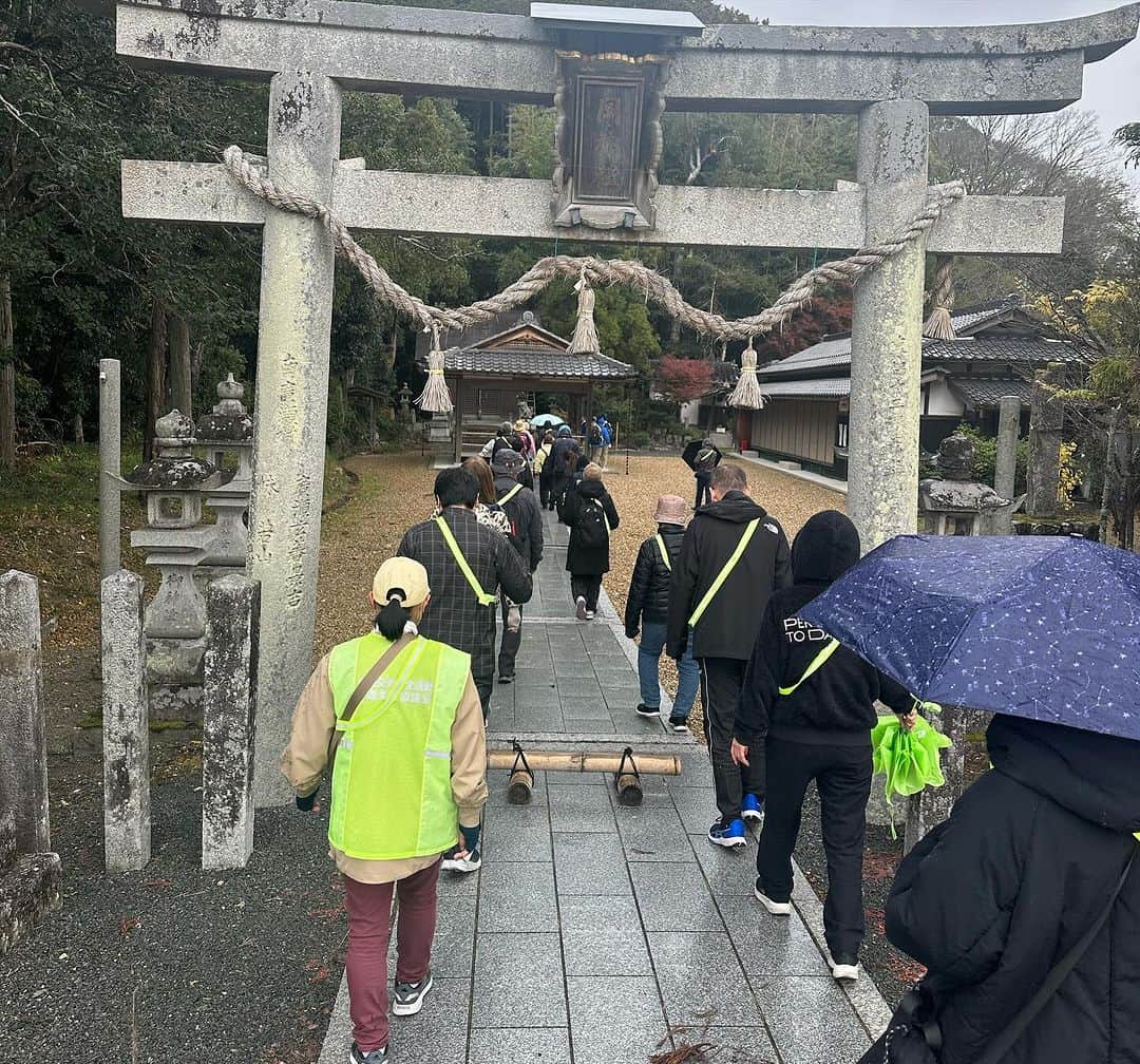 道端カレンさんのインスタグラム写真 - (道端カレンInstagram)「クワスポ祭  京都府南丹市のクワスポ祭の中で、南丹警察署さん指導による交通安全教室と健康ウォーキングに参加させていただきました。  歩行者と車の接触事故などでご年配の方々や小さなお子さんが犠牲になってしまう事故が多いそうで、改めて歩行者側も交通安全のためのルールを再確認する大切な機会となりました。  今年からは条例も変わり、横断歩道では歩行者がハンドサインというのを出すと言うようになったそうです。横断歩道を渡る時に手を挙げて、ドライバーに知らせるためです。  小学生をはじめとする小さなお子さまは学校などに警察の方々が出向き、交通安全についてのお話しされる機会があるそうですが、大人になるとそう言った機会が無いため、交通ルールを忘れてしまっておられる方も多いとのことでした。  交通安全教室では、京都府警察が作られました交通安全サンバという体操を皆さんとやり、口丹波勤労者福祉会館から京都虎屋工場までの往復4.2kmを交通ルールを守りながら参加者の皆さまとウォーキングしました。  虎屋工場ではお土産の羊羹をいただいたのと、工場の周りの色付いた真っ赤な紅葉がとても綺麗でした🍁  #南丹警察署 #南丹市文化観光大使  #クワスポくちたん  #健康ウォーキング #南丹市 #京都府 #虎屋」11月27日 21時24分 - karenmichibata