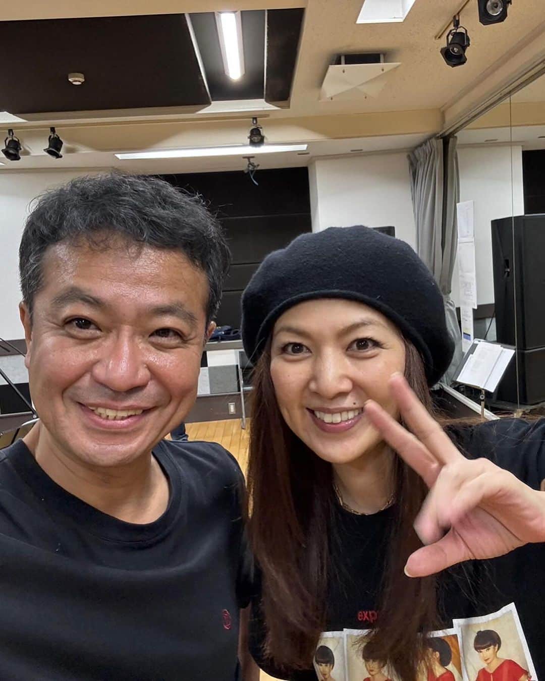 飯島直子さんのインスタグラム写真 - (飯島直子Instagram)「こんばんは^ - ^♪  あぁ…腹がへってたまりません  こんなにお腹が空くと逆にカラダにわるい気がしてしまいます  大食いユーチューブをおかずに検査食を食べ、  午前中の検査後は、ちょっと野暮用で外出しました  ヒデちゃんに会ってきましたよ  もうすぐヒデライブです^_^  外に出ると誘惑がいっぱいでした  盗み食いをしようとコンビニ三軒周りましたが  目的のものが見つからずあきらめ病院カムバック  わるい事は考えてはダメですね  今夜はふて寝です^_^  今度みんなでオフ会ドックはどうでしょう  ろくに話しができませんね^ - ^  ちがうものを考えます  独り言が長くなりました  みんな今日も一日お疲れ様さまでした  ゆっくり眠れますように  おやすみなさい( ´ ▽ ` )ﾉ♡  また明日♡♡」11月27日 21時34分 - naoko_iijima_705_official
