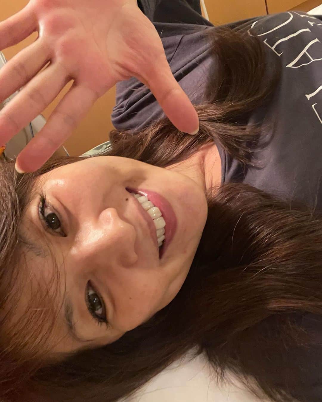 飯島直子さんのインスタグラム写真 - (飯島直子Instagram)「こんばんは^ - ^♪  あぁ…腹がへってたまりません  こんなにお腹が空くと逆にカラダにわるい気がしてしまいます  大食いユーチューブをおかずに検査食を食べ、  午前中の検査後は、ちょっと野暮用で外出しました  ヒデちゃんに会ってきましたよ  もうすぐヒデライブです^_^  外に出ると誘惑がいっぱいでした  盗み食いをしようとコンビニ三軒周りましたが  目的のものが見つからずあきらめ病院カムバック  わるい事は考えてはダメですね  今夜はふて寝です^_^  今度みんなでオフ会ドックはどうでしょう  ろくに話しができませんね^ - ^  ちがうものを考えます  独り言が長くなりました  みんな今日も一日お疲れ様さまでした  ゆっくり眠れますように  おやすみなさい( ´ ▽ ` )ﾉ♡  また明日♡♡」11月27日 21時34分 - naoko_iijima_705_official