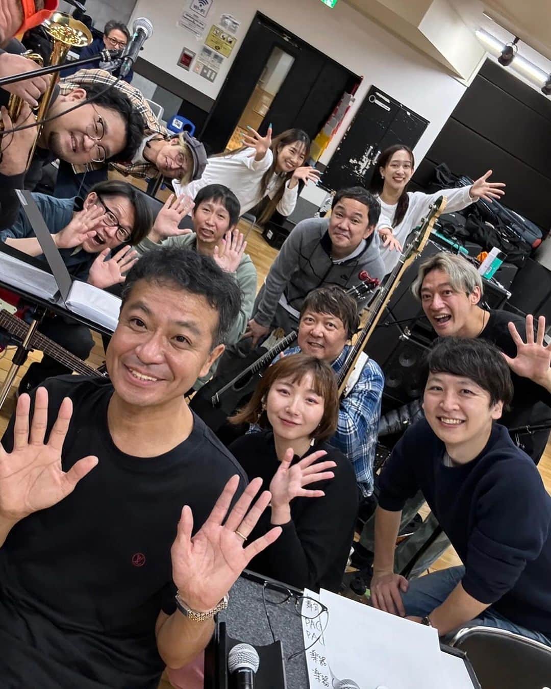 飯島直子さんのインスタグラム写真 - (飯島直子Instagram)「こんばんは^ - ^♪  あぁ…腹がへってたまりません  こんなにお腹が空くと逆にカラダにわるい気がしてしまいます  大食いユーチューブをおかずに検査食を食べ、  午前中の検査後は、ちょっと野暮用で外出しました  ヒデちゃんに会ってきましたよ  もうすぐヒデライブです^_^  外に出ると誘惑がいっぱいでした  盗み食いをしようとコンビニ三軒周りましたが  目的のものが見つからずあきらめ病院カムバック  わるい事は考えてはダメですね  今夜はふて寝です^_^  今度みんなでオフ会ドックはどうでしょう  ろくに話しができませんね^ - ^  ちがうものを考えます  独り言が長くなりました  みんな今日も一日お疲れ様さまでした  ゆっくり眠れますように  おやすみなさい( ´ ▽ ` )ﾉ♡  また明日♡♡」11月27日 21時34分 - naoko_iijima_705_official