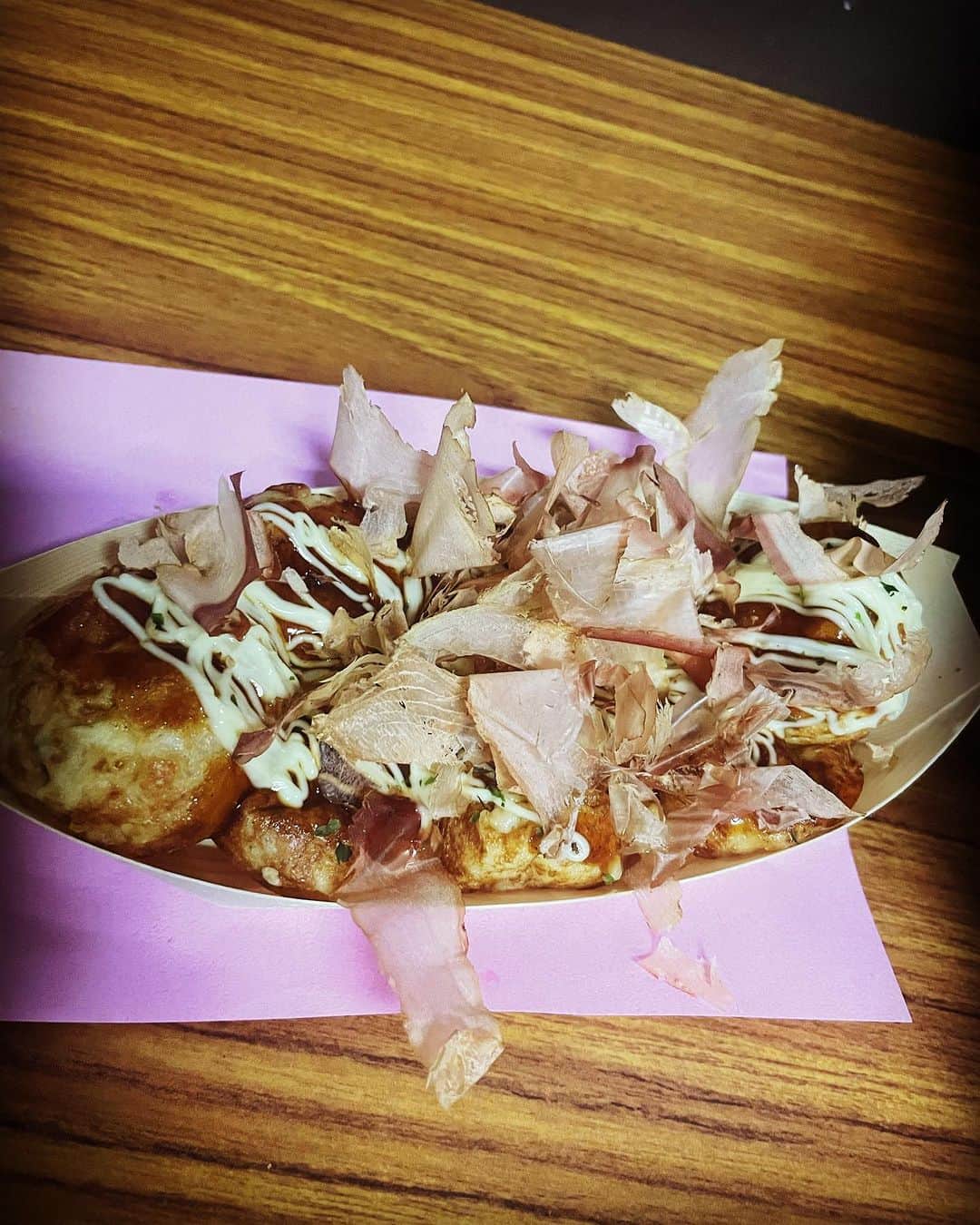 セルライトスパ大須賀のインスタグラム：「今日は赤maruと想像サークルでした。  せっかく車の話になったのに田中Pにエンジン音お願いするの忘れた😖  想像サークルの前にわなかのたこ焼きを食べたよ。道頓堀店。 外国人店員が焼いたたこ焼きを大阪在住の人間が買うというねじれが生じてましたが。  ちゃんとうまかった。 いっぱい練習したんだろうなぁ。  今おふろ入ってるよ。  いいねちょうだい。」
