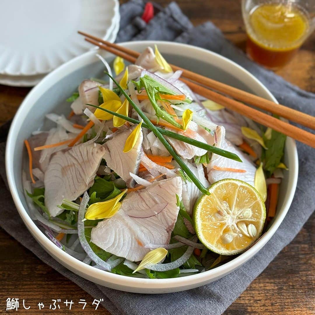 アルペンザルツ公式Instagramのインスタグラム：「レシピあり 「爽やか！かぼすドレッシングで食べる鰤しゃぶサラダ」の作り方 * 脂の乗った鰤とシャキシャキの野菜が美味い！サラダレシピのご紹介❤︎ * 今回のレシピは、 @rietty1211 さんに作ってもらいました！ * ∴♔∴∴♔∴∴♔∴∴♔∴∴♔∴∴♔∴∴♔∴∴♔∴∴♔∴∴♔∴ 気軽にフォローして下さいね❤︎ いいねやコメントも励みになります！ 公式アカウント⇰〖 @alpensalz_jp 〗 ∴♔∴∴♔∴∴♔∴∴♔∴∴♔∴∴♔∴∴♔∴∴♔∴∴♔∴∴♔∴ * [りえさんからのワンポイント] しゃぶしゃぶ用の鰤が手に入らなければ、お刺身用でも大丈夫です。野菜のシャキシャキ感を味わうためにドレッシングは食べる直前にかけるのがオススメです。 * ぜひ参考に作ってみてくださいね！ * ∴♔∴∴♔∴ Ⓡ Ⓔ Ⓒ Ⓘ Ⓟ Ⓔ ∴♔∴∴♔∴ * ⁡ 鰤（しゃぶしゃぶ用か刺身用）180g  大根100g  人参5㎝程度  水菜1株　 紫たまねぎ1/8  かぼす果汁大2  アルペンザルツ小さじ1/4  砂糖小さじ2  醤油大さじ1 オリーブオイル大さじ1 ⁡ * * * 【作り方】 ① 大根とにんじんは千切り、紫玉ねぎはスライス、水菜は食べやすい大きさに切り水にさらす。シャキッとしたら水から上げて水分を良く切る。 * ② お湯を沸かして、鰤を好みの加減に茹でる。（レアがオススメ）氷水にとり、キッチンペーパーで水気を良く拭き取る。 * ③ かぼすの果汁、アルペンザルツ、醤油、砂糖を器に入れて良く混ぜる。オリーブオイルを少しずつ加えて良く混ぜる * ④ 野菜と鰤を器にもり、食べる直前にドレッシングをかける。 * * #アルペンザルツ #塩 #美味しい塩 * #今日のごはん #手作りごはん #簡単レシピ #おかず #レシピ #食卓 #節約 #献立 #家庭料理 #節約生活 #自炊 #ランチ #家ごはん #時短レシピ #簡単レシピ #おいしい #料理 #美味しい #おうちごはん #手作り料理 #手料理 #料理好きな人と繋がりたい #塩レシピ #ブリ ⁡ ⁡ ⁡ ⁡ ⁡ ⁡ ⁡」