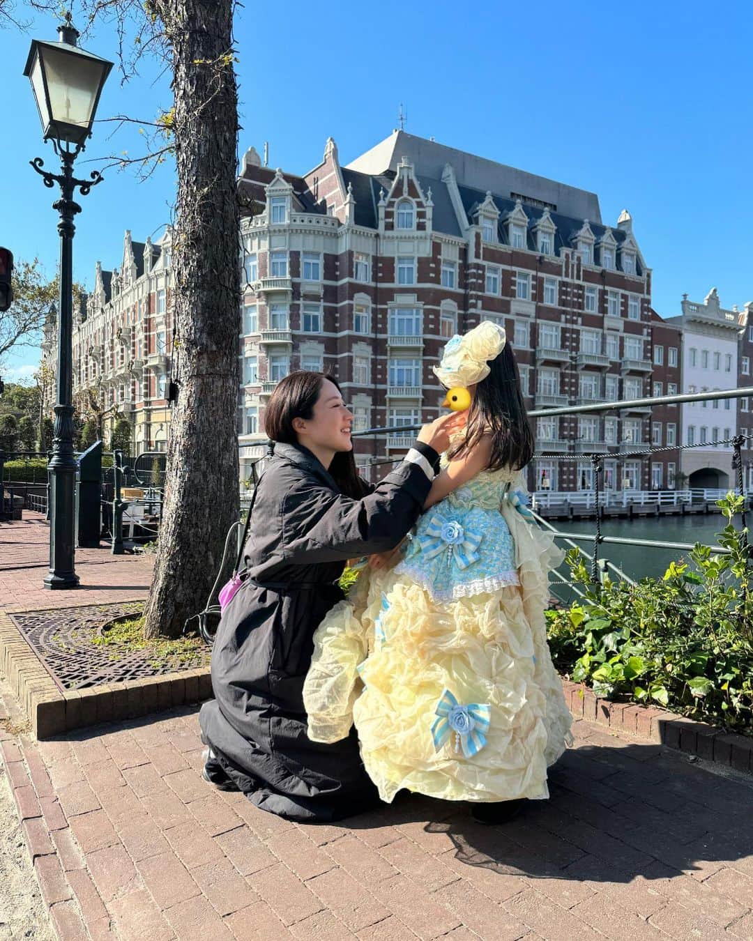 犬山紙子さんのインスタグラム写真 - (犬山紙子Instagram)「オランダ……？  ではなく弾丸ハウステンボスしてきました☺️ これはドレスをレンタルしたところ。 ハウステンボスは2度目。リピートするくらい大好きです。  #ハウステンボス　#子連れ旅行 #小学1年生」11月27日 21時26分 - inuyamakamiko