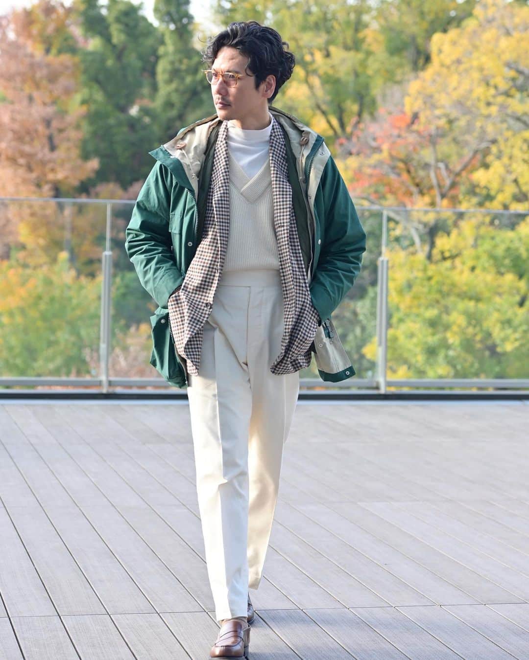 Shuhei Nishiguchiのインスタグラム：「"Sunny Autumn Monday"⬅︎⬅︎⬅︎swipe left 秋晴れの月曜日。 暖かな秋色で装うレイヤードスタイル。 紅葉にマウンテンパーカーが映える。  Tap for Brands ・ ITEM Coat： @aquascutum  Knit： @colhays  Painter Pants： #oshkoshbgosh vintage Shoes： @jmwestonofficial  Eyewear： @oliverpeoples   ・ #beamsf #mr_beams #classicmenswear #gentlemen #follow #pr #influence #bestoftheday #vintagewear #spezzatura #outfitmen」