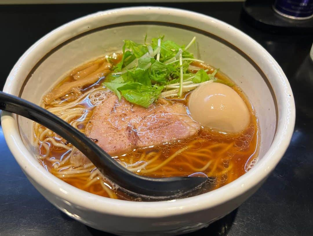 本谷亜紀のインスタグラム：「📍 麺屋 焔 🚉大井町  節系の香りが際立つ淡麗スープ🍜驚くほどの細麺が啜り心地良すぎる💪  水菜のシャキシャキが良いアクセントに！！最近並ぶことも多い人気店👍 #麺屋焔  #大井町ラーメン　#ラーメン #らーめん #麺スタグラム #つけ麺 #ランチ #中華そば #🍜」