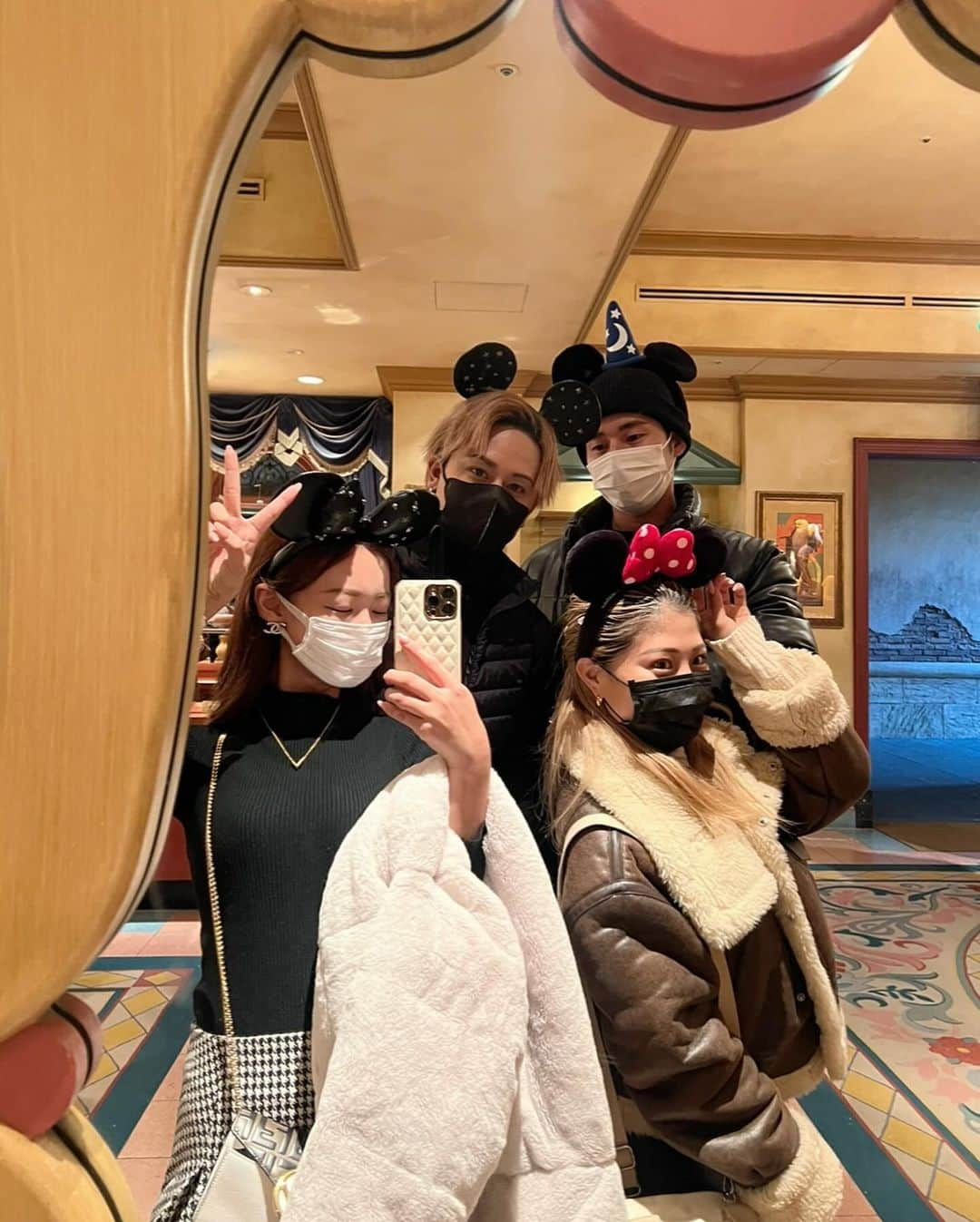 yuukachiさんのインスタグラム写真 - (yuukachiInstagram)「Disney🏰🐭🖤  隣恋4 最年長メンバーで載せれない期間に ディズニー行った時の！！やっと載せれる📷💭 ̖́-  恋愛リアリティ出てたっていうのが1年前よりもっと 前に感じる(笑) 今日たつやとのYouTubeUpしたから見てね🎶  YouTubeでユニバ企画したいので皆 大阪来てねっ🌎笑！！ ↓↓↓ @chiru812_charme  @__tatsuyalan__  @ryuhei__nishi   ベトナム🇻🇳でめちゃくちゃ過酷な撮影から 1年経って、カメラロール見て懐かしい写真 沢山あったからちょくちょく載せてないやつ載せていこかな🎶  #AbemaTV#恋愛リアリティ#隣恋4#ディズニー #隣の恋は青く見える#カップル#ディズニーデート #Disneysea#ディズニーシー#ディズニーコーデ」11月27日 21時29分 - yuuka_stagram