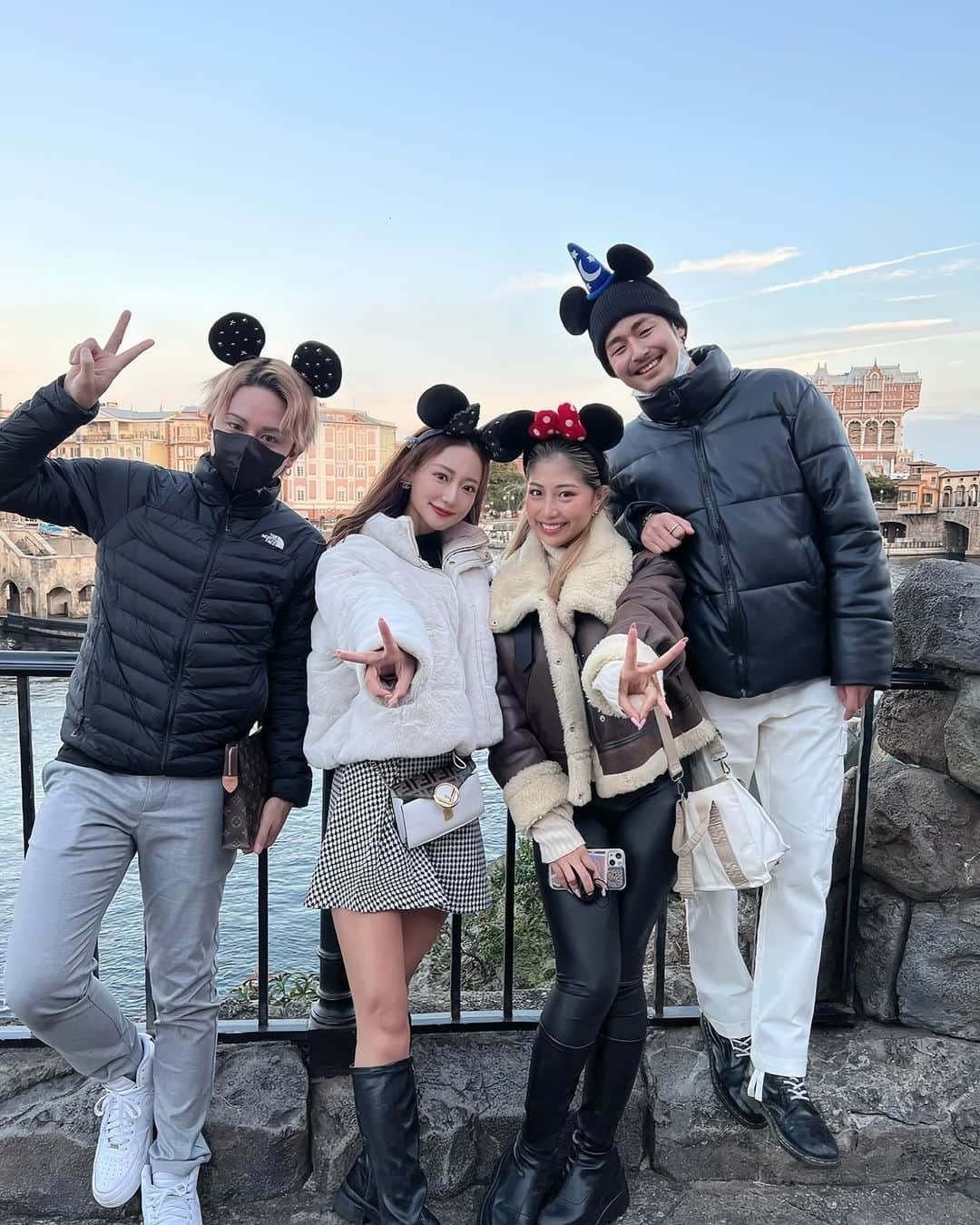 yuukachiのインスタグラム：「Disney🏰🐭🖤  隣恋4 最年長メンバーで載せれない期間に ディズニー行った時の！！やっと載せれる📷💭 ̖́-  恋愛リアリティ出てたっていうのが1年前よりもっと 前に感じる(笑) 今日たつやとのYouTubeUpしたから見てね🎶  YouTubeでユニバ企画したいので皆 大阪来てねっ🌎笑！！ ↓↓↓ @chiru812_charme  @__tatsuyalan__  @ryuhei__nishi   ベトナム🇻🇳でめちゃくちゃ過酷な撮影から 1年経って、カメラロール見て懐かしい写真 沢山あったからちょくちょく載せてないやつ載せていこかな🎶  #AbemaTV#恋愛リアリティ#隣恋4#ディズニー #隣の恋は青く見える#カップル#ディズニーデート #Disneysea#ディズニーシー#ディズニーコーデ」