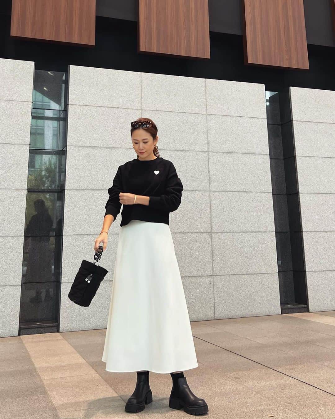 MAICOのインスタグラム：「#outfit . . スウェット×フレアスカートのモノトーンコーデ。 スウェットは胸元にさりげなくハートの刺繍が入っていて、短めの丈がスカートとの相性も良くしてくれます☺️  #nostalgiajp #ノスタルジア #noszozo#PR」