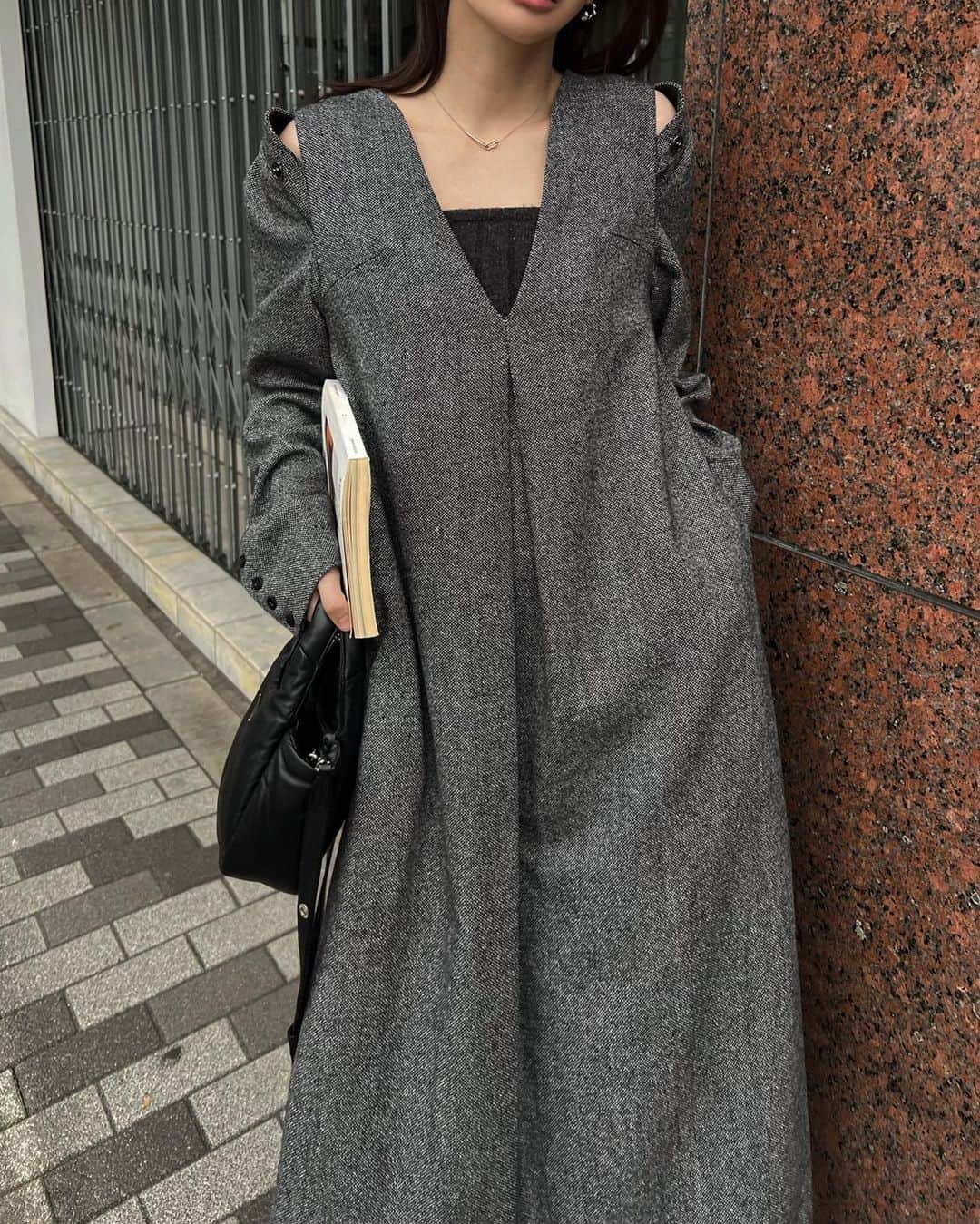 のインスタグラム：「'  BLACKはアイボリーの糸も混ぜて。 上品さとカジュアルさもある色合い 肩のボタンを少し外してチラ見せも 可愛くて好きです◉  皆様がチラ見せで 気にして下さって嬉しさ倍増だった ミックスツイードの正体は、、、  袖取り外し可能でジャンスカに変身する ツイードワンピだったのです！  深いキーネックでベストのような襟ぐりと フロントにはボックスタックをざくっと入れて ばさっとオールインワンにも見える作りに。 このシルエットたまらなく好き  袖はスナップボタンで簡単に 着脱・装着が可能でポケット付き🦘 カフ無しで、JKのようなボタン開きの仕様に。  今からもちろん着られて、 ジャンスカにした時はニットやスウェットも 着込めるワイドアームで締め付けナシ！  春先にはロンTやシャツやブラウスも インナーでシーズンレスに着られます🍂  背中にはプリンセスラインをいれていて 360度抜けめない可愛さ。  11/28 19:00 - @willfully_official  #willfully」