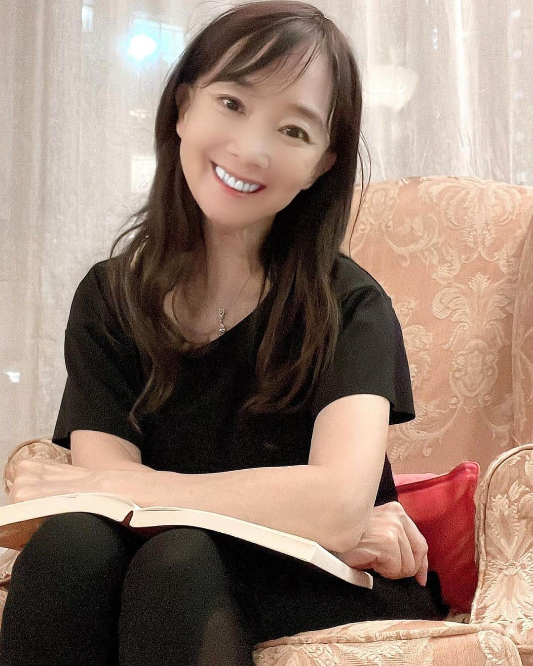 アグネス・チャンのインスタグラム：「Went to the library today and borrowed four books. Been reading the whole day! Enjoying very minute of it. Bookworm, that’s me.」