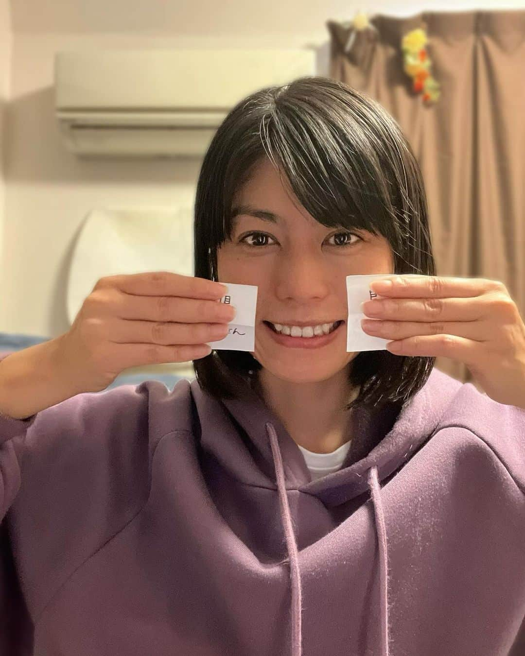 芳野友美さんのインスタグラム写真 - (芳野友美Instagram)「先日発売した企画DVD「大人女子旅 in鴻巣」ご注文いただいた皆様、ありがとうございます☺︎ 初回特典として作った#押し花 付き写真。 早速こちらの#抽選会 をやりました♪ 今回は2名様にプレゼント！誰が当たったかなぁ～？ 　 結果は2〜3P目の動画をご覧ください！！ 　 当選されたお二方、おめでとうございます✨ 　 こちらの押し花付き写真作成の模様を収録した動画は、片岡バージョンと芳野バージョンのセットでご購入いただいた方への特典となってますよ～！ こちらもお楽しみに😃 　 引き続き、ご注文受付中！是非よろしくお願いします♪」11月27日 21時31分 - yumi_yoshino_1980