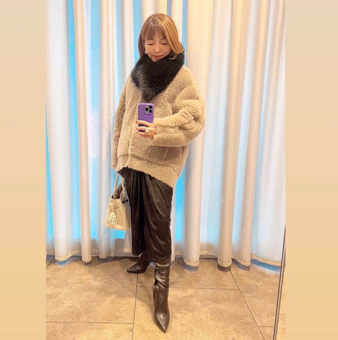 山中千尋さんのインスタグラム写真 - (山中千尋Instagram)「昨日は寒かったです。もこもこになりました🤣  今週末12/2(土) リビエラ逗子マリーナにてライブです❤️18時開演✨海を望む素晴らしい眺めの会場です✨2セット入れ替えなしで2時間たっぷり演奏します✨とんでもなく弾ける毎年恒例ライブ🤣山本裕之さん🎸桃井裕範さん🥁トリオ✨詳しくはリンクをご覧ください🥰終演後サイン会もあります✨若干「Dolce Vita」LPもございます✨  https://www.riviera.co.jp/banquet/zushi/event/syonan-jazz/  ライブお知らせです✨ 12/2(土)リビエラ逗子マリーナ 12/9(土)富山新川文化ホール 12/16(土)水戸ガールトーク 12/23(土)名古屋緑区文化小劇場 12/24(日)桐生ビレッジ 12/25(月)福島ミンガス 12/26(火)東京Cotton Club 1/3(水)渋谷大和田さくらホール 1/13(土)1/14(日) 大阪ロイヤルホース www.chihiroyamanaka.net  Here’s my performance dates✨ 12/2 (Sat) Riviera Zushi Marina 12/9 (Sat) Toyama Shinkawa Culture Hall 12/16 (Sat) Mito Girl Talk 12/23 (Sat) Nagoya Midori Ward Bunka Small Theater 12/24 (Sun) Kiryu Village 12/25 (Monday) Fukushima Mingus 12/26 (Tue) Tokyo Cotton Club 1/3 (Wed) Shibuya Owada Sakura Hall 1/13 (Sat) 1/14 (Sun) Osaka Royal Horse for more info www.chihiroyamanaka.net  Looking forward to seeing at the venues❤️  #山中千尋 #150cmコーデ #おしゃれさんと繋がりたい #小柄コーデ #リビエラ逗子マリーナ #ジャズピアノ #山中千尋トリオ  #chihiroyamanaka #chihiroyamanakatrio  #stevemadden #karldonoghue #hm #pacorabanne #alexandermcqueen」11月27日 21時41分 - chihiroyam