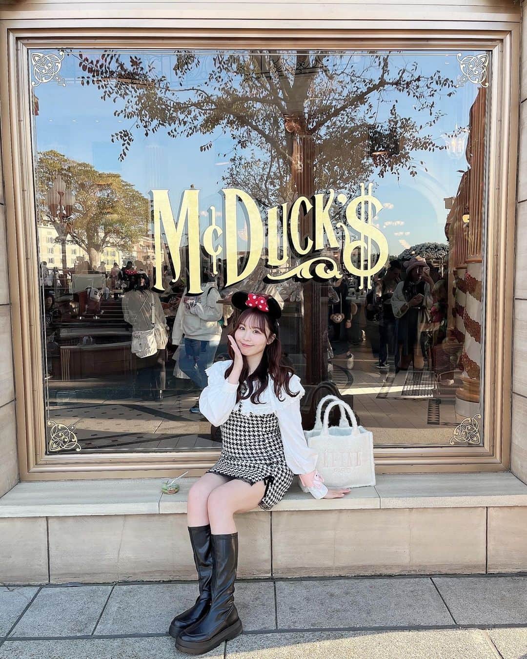 夏井さらのインスタグラム：「ディズニーコーデ🖤🪽  いっぱい食べたディズニーで幸＾＾♡ ガーリックシュリンプのポップコーン美味しすぎて秒だったよ（ ; ; ）♡  @epineofficial のもこもこバック軽いのに沢山入って大活躍だった🪄  . . . #フレンチガーリー #フレンチガーリーコーデ #epine #épine #ディズニーコーデ #クリスマスディズニー」