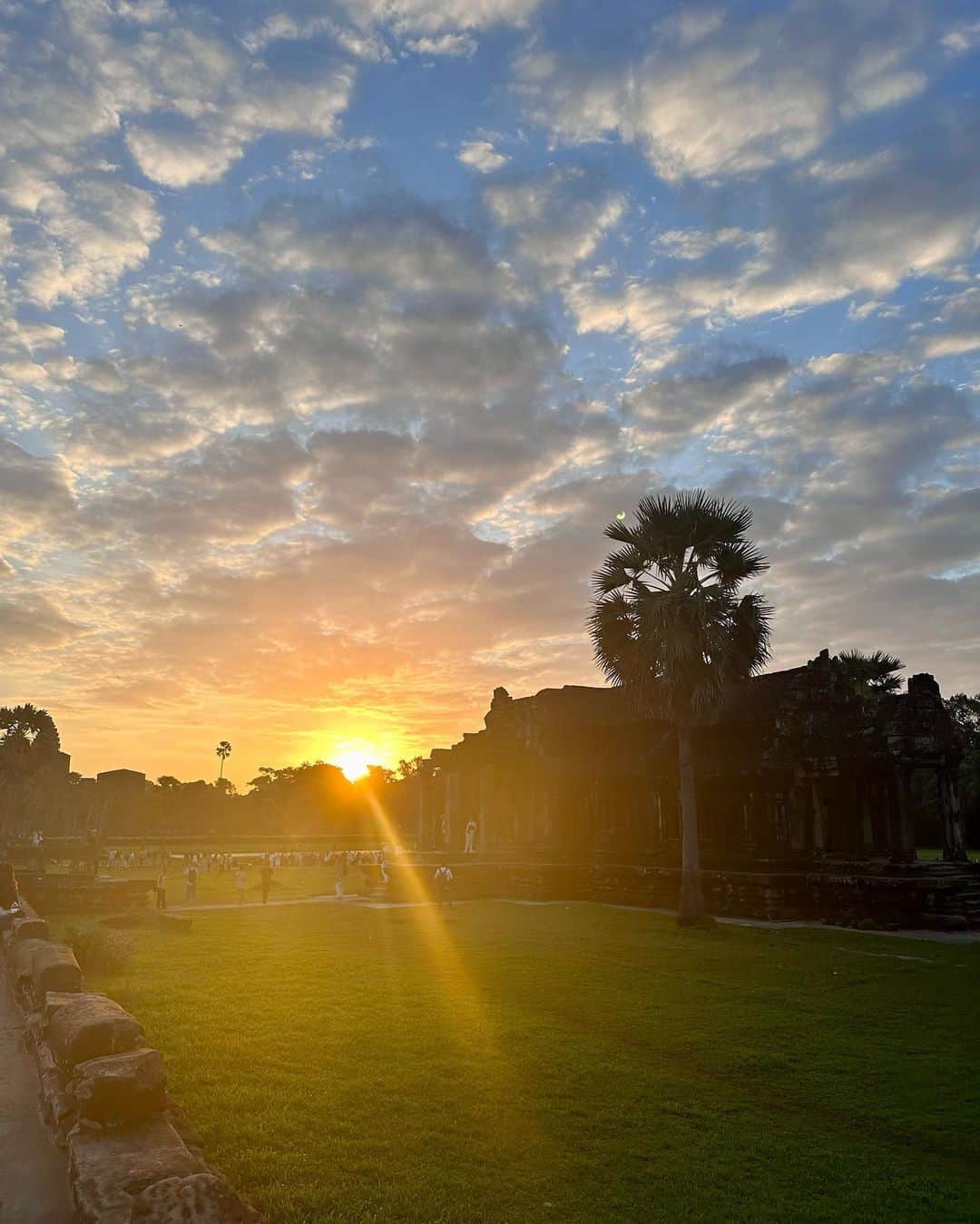 瀬田さくらさんのインスタグラム写真 - (瀬田さくらInstagram)「#🇰🇭  #AngkorWat  こんなに素敵な場所で日の出を見れるなんて... 神秘的な遺跡と澄んだ空気に癒されました💭  #カンボジア #カンボジア旅行 #Cambodia #cambodiatravel  #絶景 #絶景スポット #海外旅行 #アンコールワット   #瀬田さくら #ばってん少女隊 #九州 #福岡  .」11月27日 21時42分 - seta_sakura_official