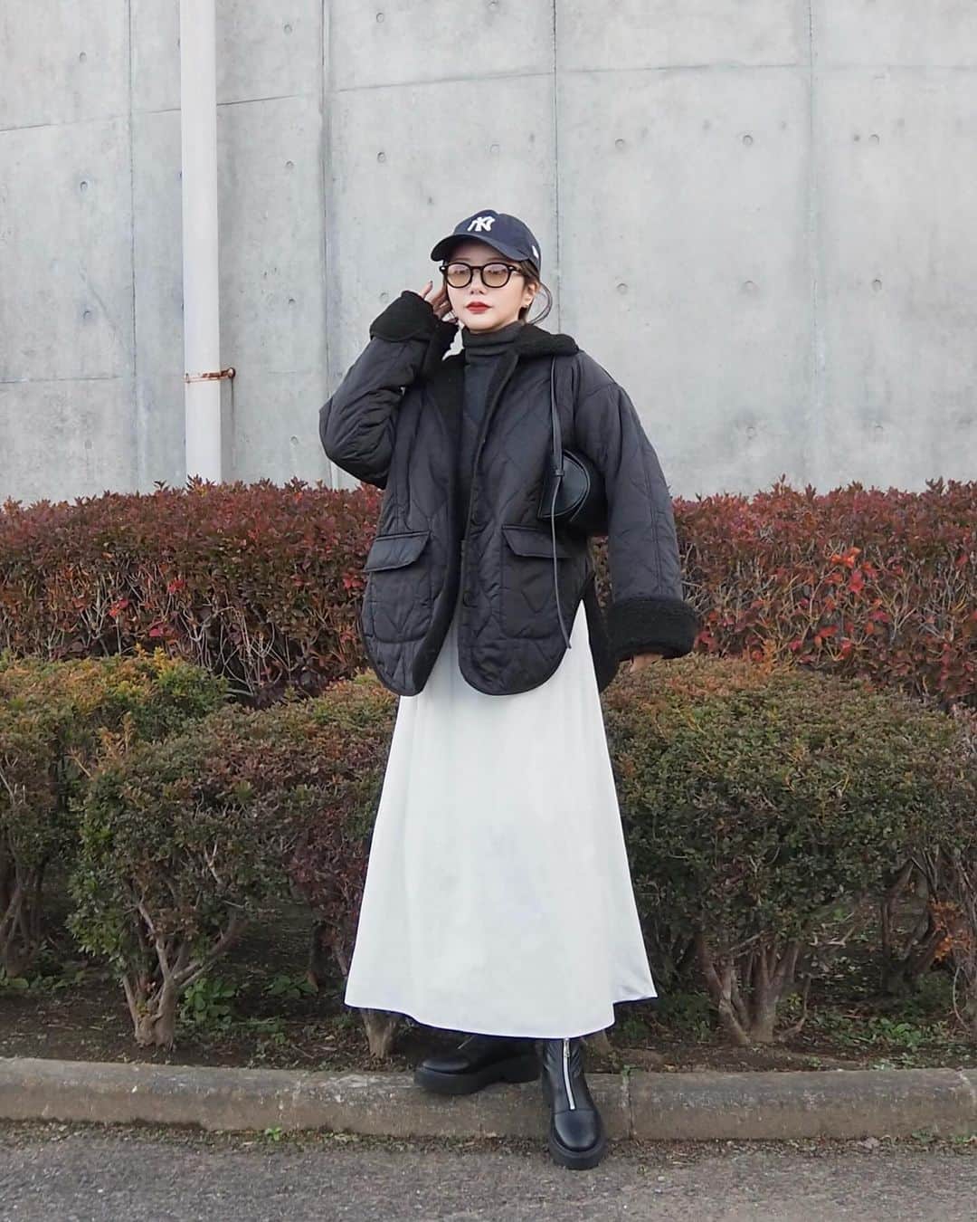 shino_430のインスタグラム：「​＿＿＿‪​​ ​​ 裾のサイドのスリットデザインがすっきりみせてくれるキルティングボアジャケット⛄️ 普段使いしやすい丈感で、車行動などの時にも便利🚙♡  🧢 @neweracap  outer/knit/skirt @laulen_official  bag @public_tokyo   #laulen_official #アウターコーデ#キルティングジャケット#フレアスカート#スカートコーデ#キャップ#キャップコーデ#キャップ女子#冬服 #冬コーデ #休日コーデ #秋冬コーデ #冬服コーデ #30代コーデ  #大人コーデ #大人カジュアル #低身長コーデ#154cmコーデ」