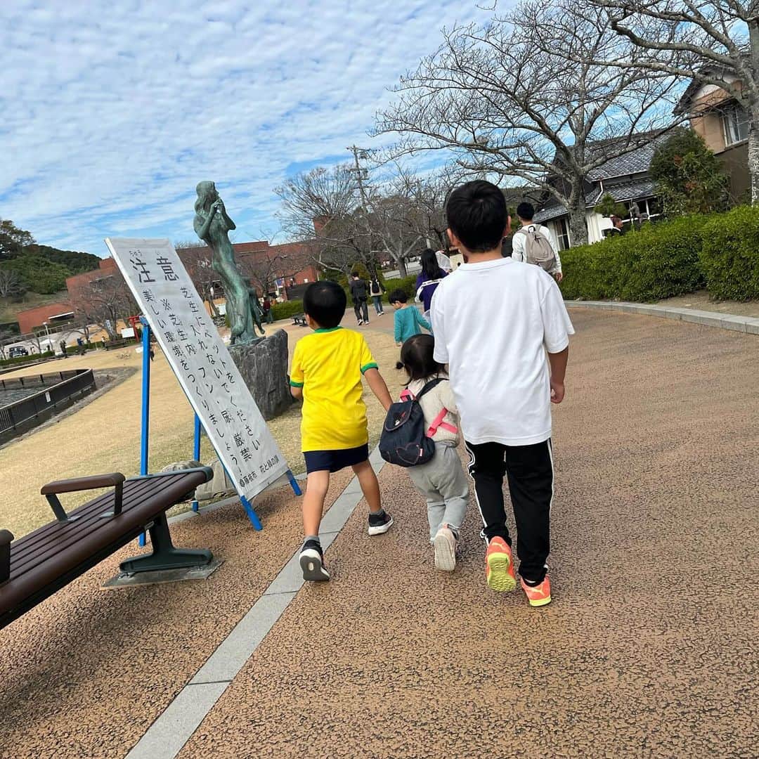 重長智子さんのインスタグラム写真 - (重長智子Instagram)「. . 久しぶりの蓮華寺池公園で 足こぎボートに乗りました🐼パンダ号です。 . 乗車人数は大人1人、子ども3人。 息子のお友達も一緒でした。 . 子どもたちはハンドル操作、漕ぐのは私😂 おかげで30分いい運動になりました笑 . 子どもたちといろんな会話ができて 楽しかったのでよし☺️ . 皆さんもぜひ♡ . . #静岡県 #藤枝市 #蓮華寺池公園 #遊び場 #ロング滑り台もあるよ #紅葉も少し発見 #イルミネーションは今度 #小1男子 #3歳女子」11月27日 21時42分 - tomoko_shigenaga