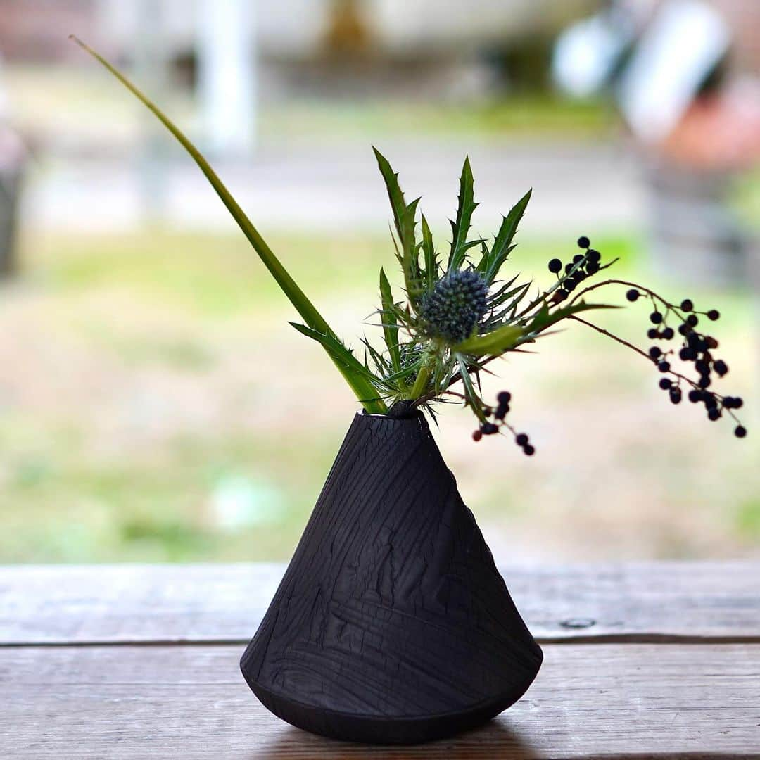 佐竹晃さんのインスタグラム写真 - (佐竹晃Instagram)「Black Kohiki (stretched hakeme) bud vase.  Ikebana by @sayo.ikebana  . Online Holiday Open Kiln Sale More than 300 new pots will be available online starting Dec. 1st, 8pm (ET, U.S.) www.akirasatake.com or link in my bio. Free shipping within the U.S. with purchase of $200 or more, from Dec. 1st through Sunday Dec. 3rd, 11:59PM.  .  #ikebana #いけばな  #akirasatakeceramics #clay  #asheville  #vase #花器　#gallerymugen  #陶芸 #陶芸家  #佐竹晃 #ceramics #pottery #japanese #japanesepottery #vase」11月27日 21時34分 - akirasatake