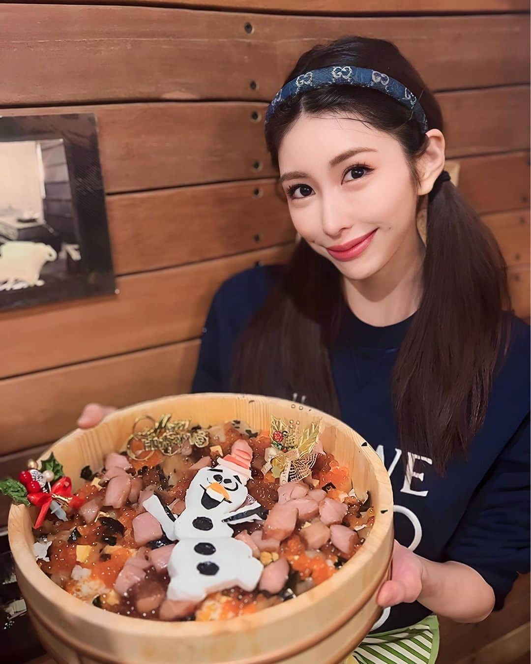 倉岡生夏さんのインスタグラム写真 - (倉岡生夏Instagram)「🍣♡🍣 ・ ・ 今回も @panda_no_sakanaya さんとコラボお鮨イベントでした♡お昼も夜もどらも沢山の方に来ていただけて嬉しかったです♡ お写真整理してまた載せます❣️ 大好評のちらし寿司は、オラフバージョンに♡♡ (お昼の部はバタバタで数分でつくったのでご愛嬌) ・ ・ ・ ・ ・ ・  #クリスマスパーティー#料理イベント   #ちらし寿司 #お魚パーティー #寿司パーティー #寿司好きな人と繋がりたい #クリスマスレシピ  #料理教室 #料理記録 #料理写真 #寿司スタグラム #寿司パーティー #キャラフード #キャラごはん #キャラ弁当 #デコちらし #グルメ好きな人と繋がりたい #グルメスタグラム #東京グルメ#鮨スタグラム #寿司職人 #japanesefood #japanesegirl #minions #sushi」11月27日 21時36分 - kinatty.land