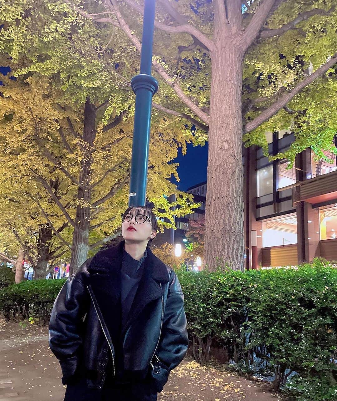 井尻晏菜のインスタグラム：「⁡ ⁡ ⁡ ⁡ 銀杏並木🍁 ⁡ ⁡ 「キレイだね〜」に対して「ね、臭いね」って返事したらしっかりツッコミされました。 ⁡ 関西人の私よりツッコミ上手いな。悔しい。 ⁡ ⁡ ⁡ ⁡ #銀杏並木」