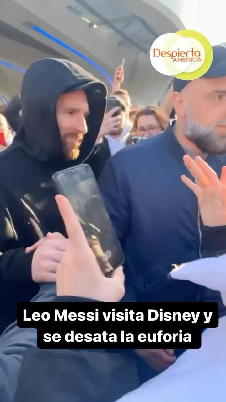 Despierta Americaのインスタグラム：「@leomessi  visitó junto a su familia los parques de Disney en Orlando y se desató la locura.」