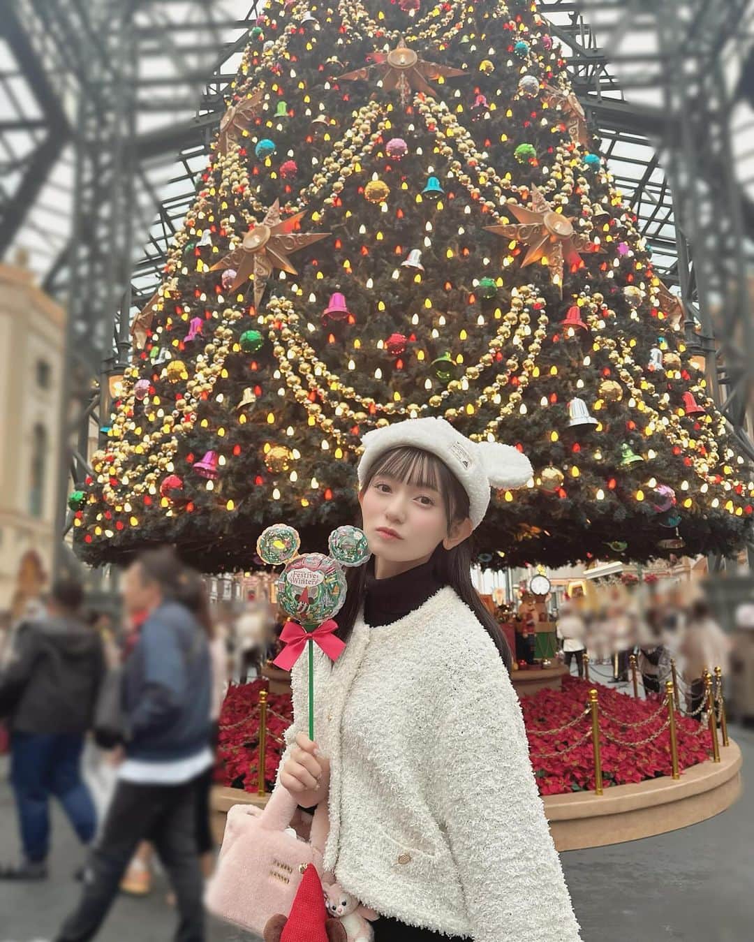 熊澤風花さんのインスタグラム写真 - (熊澤風花Instagram)「クリスマスディズニー🎄❤︎ 大きなクリスマスツリーが可愛かった！！」11月27日 21時40分 - fuka_kumazawa