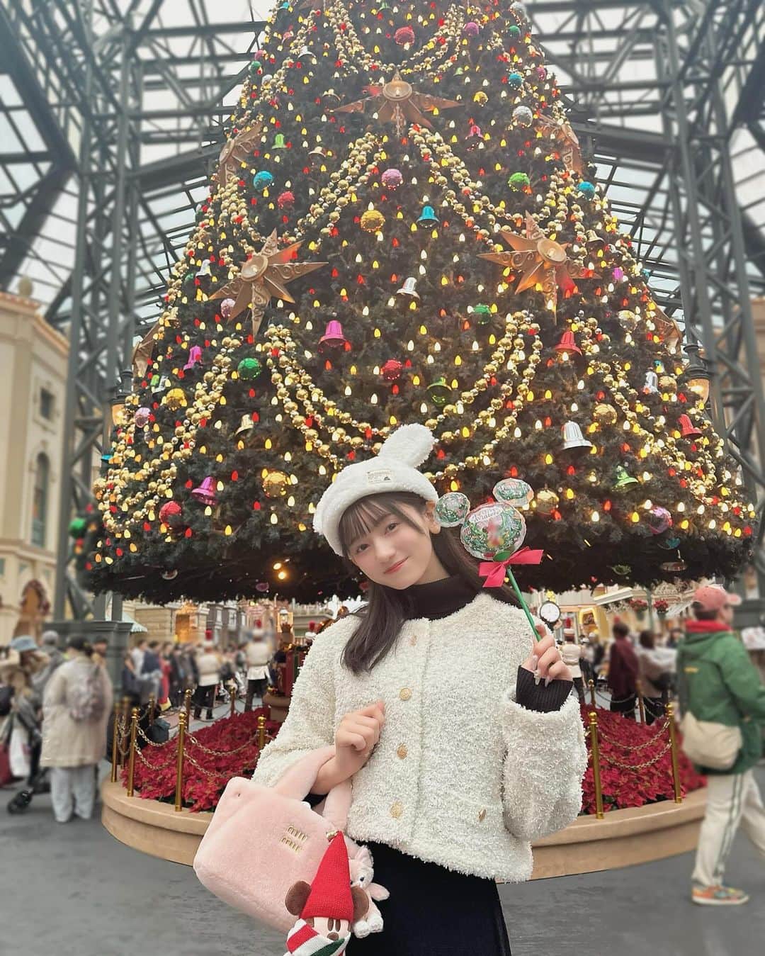 熊澤風花のインスタグラム：「クリスマスディズニー🎄❤︎ 大きなクリスマスツリーが可愛かった！！」
